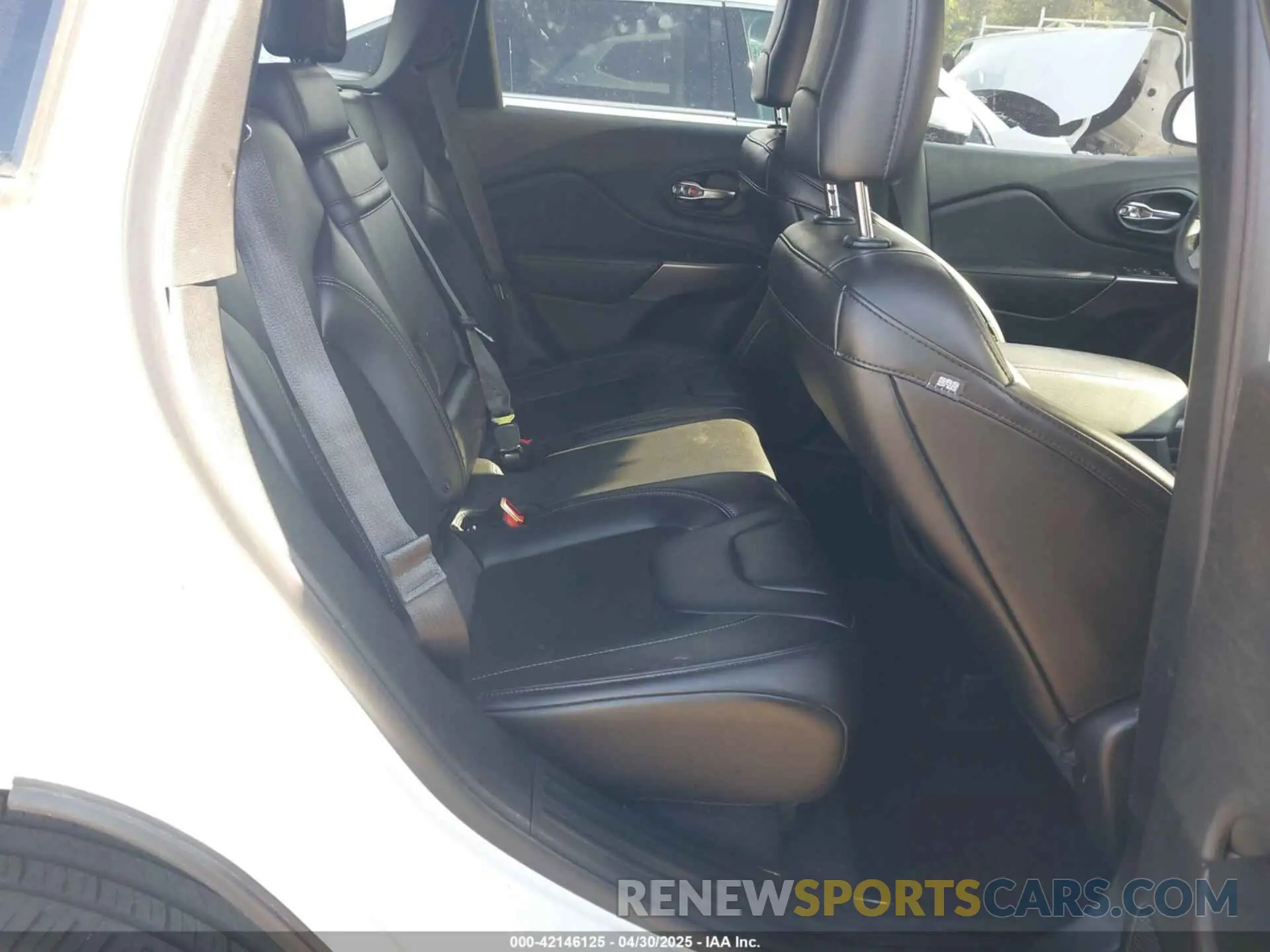 8 Photograph of a damaged car 1C4PJLLBXKD308346 JEEP CHEROKEE 2019
