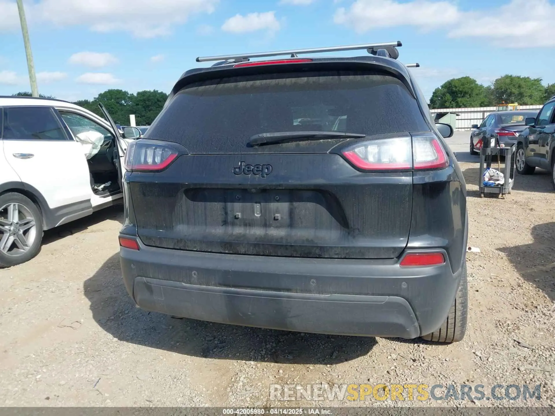 16 Photograph of a damaged car 1C4PJLLBXKD482661 JEEP CHEROKEE 2019