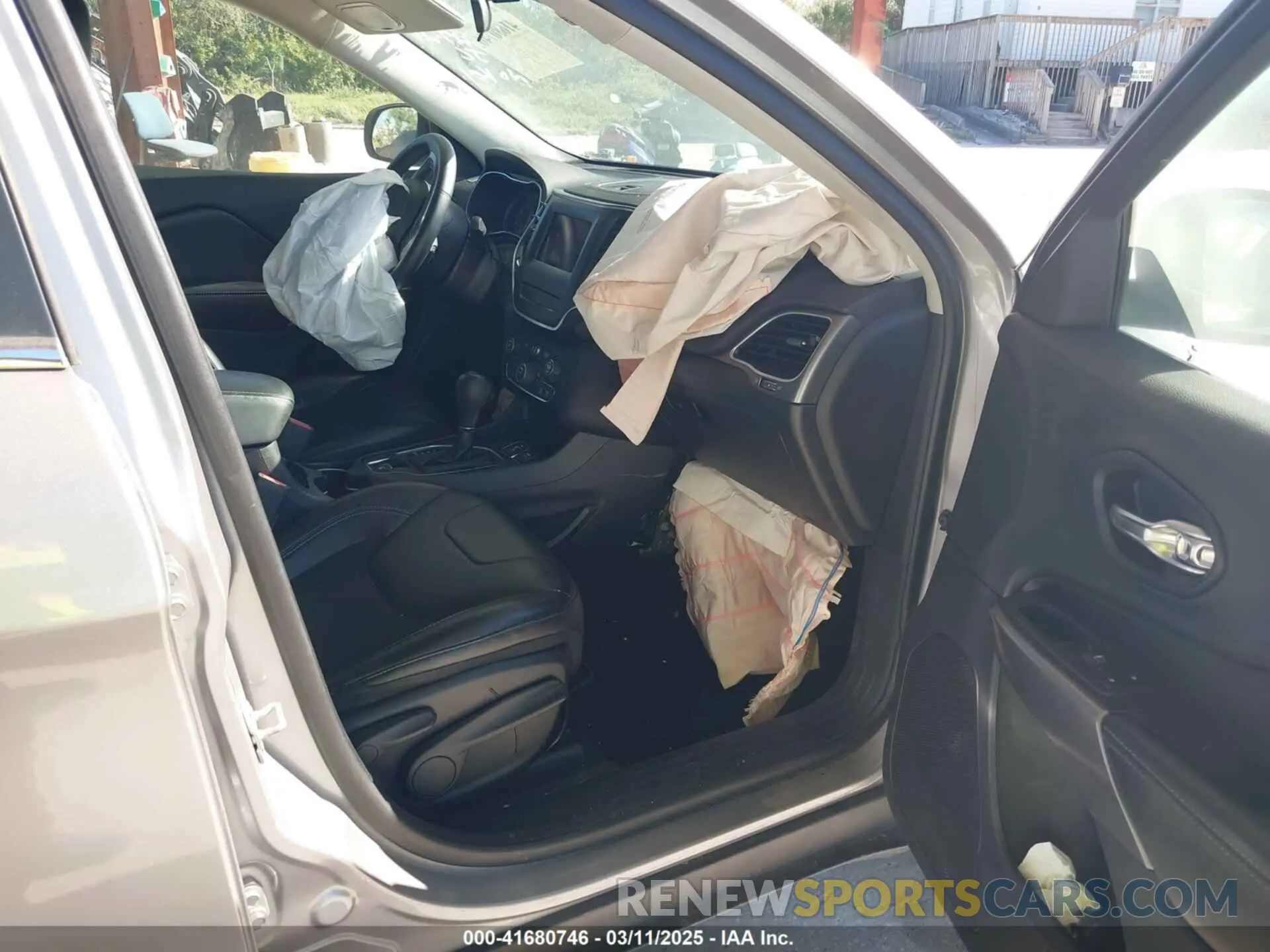 5 Photograph of a damaged car 1C4PJLLN7KD147576 JEEP CHEROKEE 2019