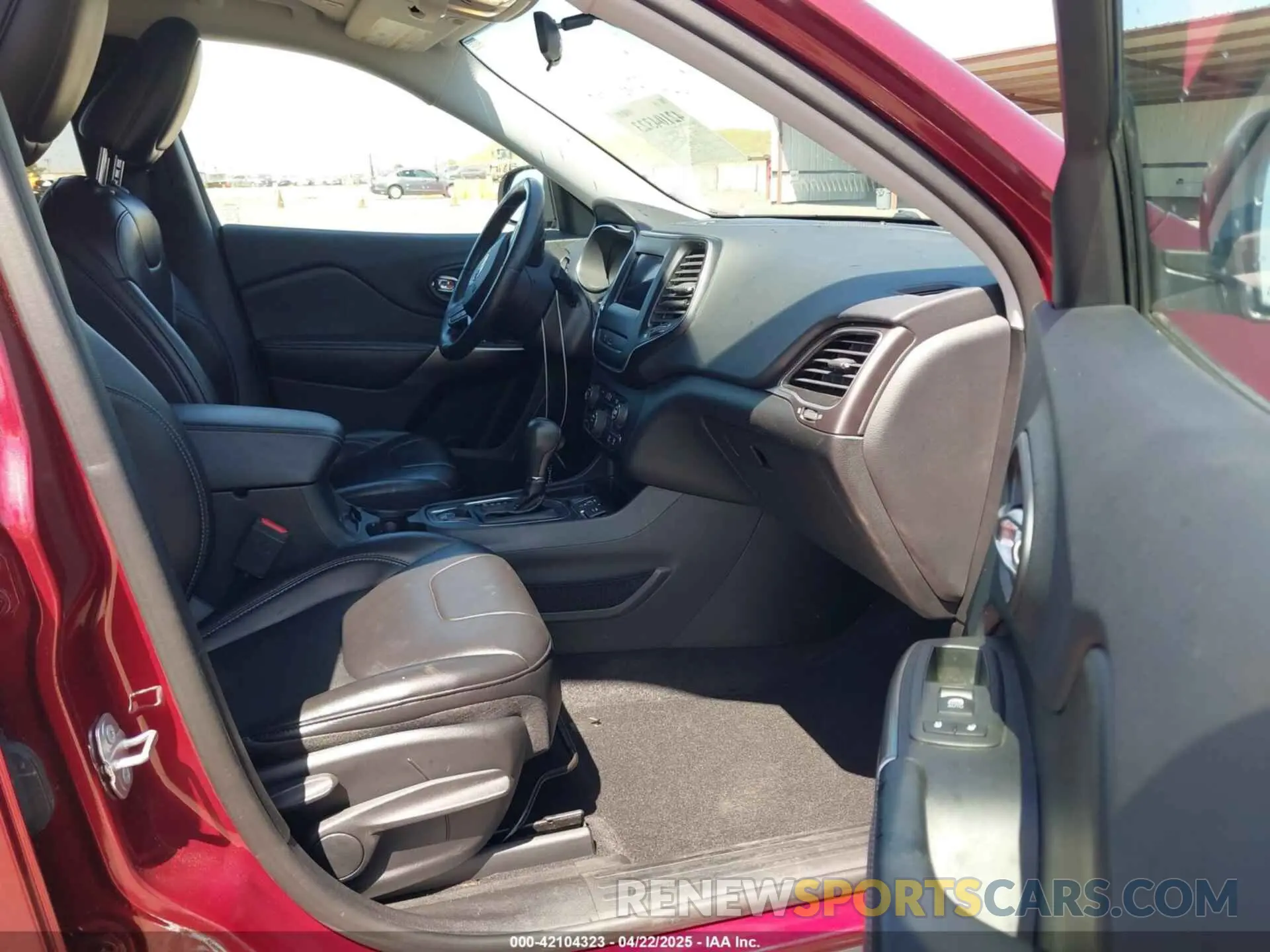 5 Photograph of a damaged car 1C4PJLLX6KD346524 JEEP CHEROKEE 2019