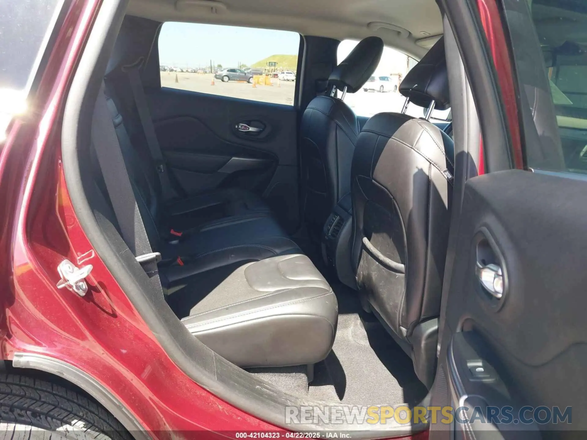 8 Photograph of a damaged car 1C4PJLLX6KD346524 JEEP CHEROKEE 2019