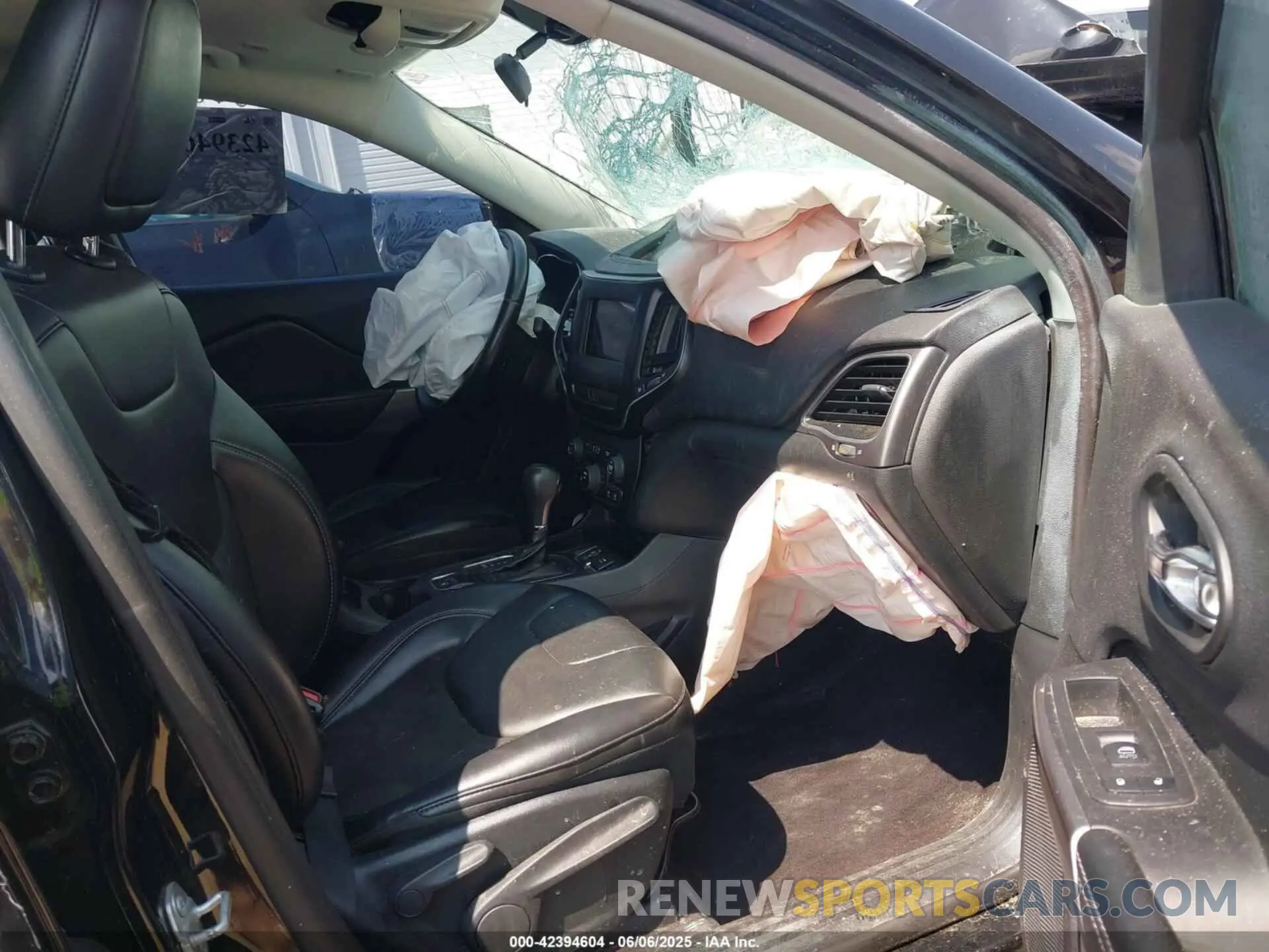 5 Photograph of a damaged car 1C4PJLLXXKD243039 JEEP CHEROKEE 2019