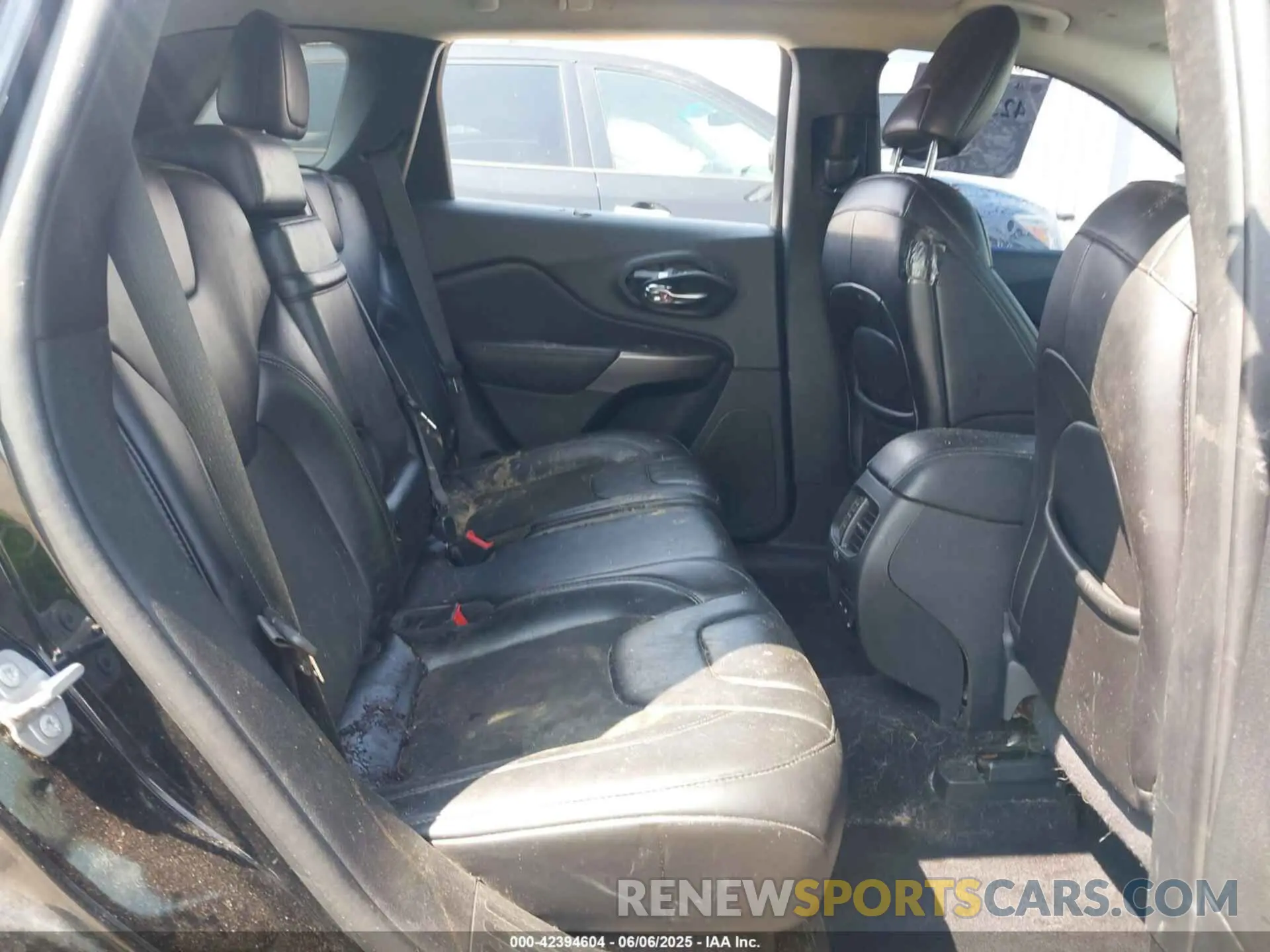 8 Photograph of a damaged car 1C4PJLLXXKD243039 JEEP CHEROKEE 2019