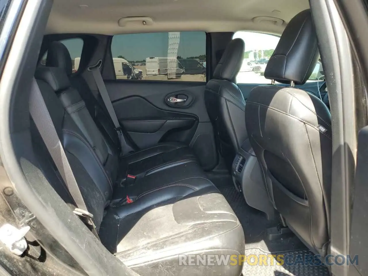 11 Photograph of a damaged car 1C4PJMBN6KD275525 JEEP CHEROKEE 2019