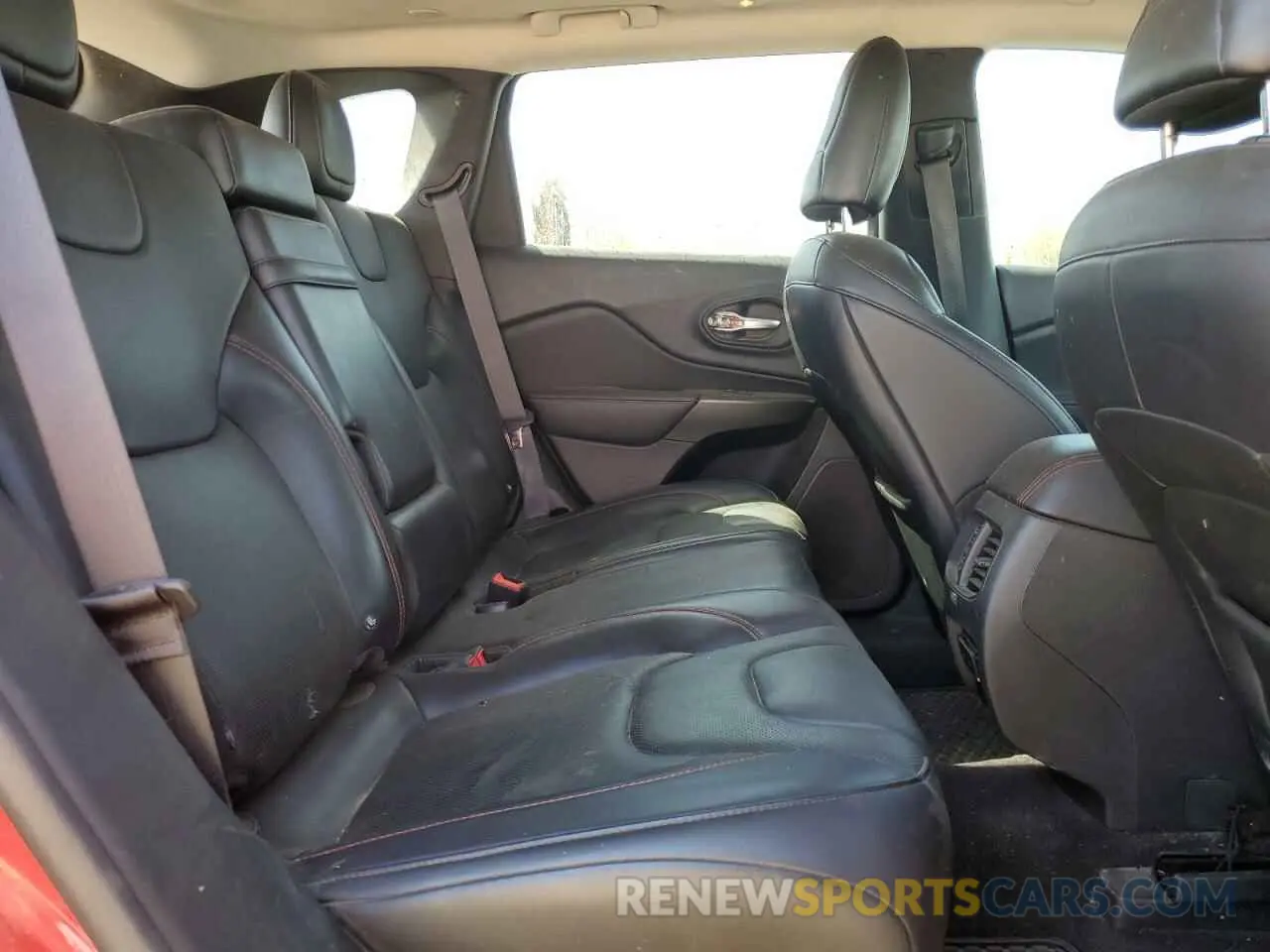 11 Photograph of a damaged car 1C4PJMBN8KD146847 JEEP CHEROKEE 2019
