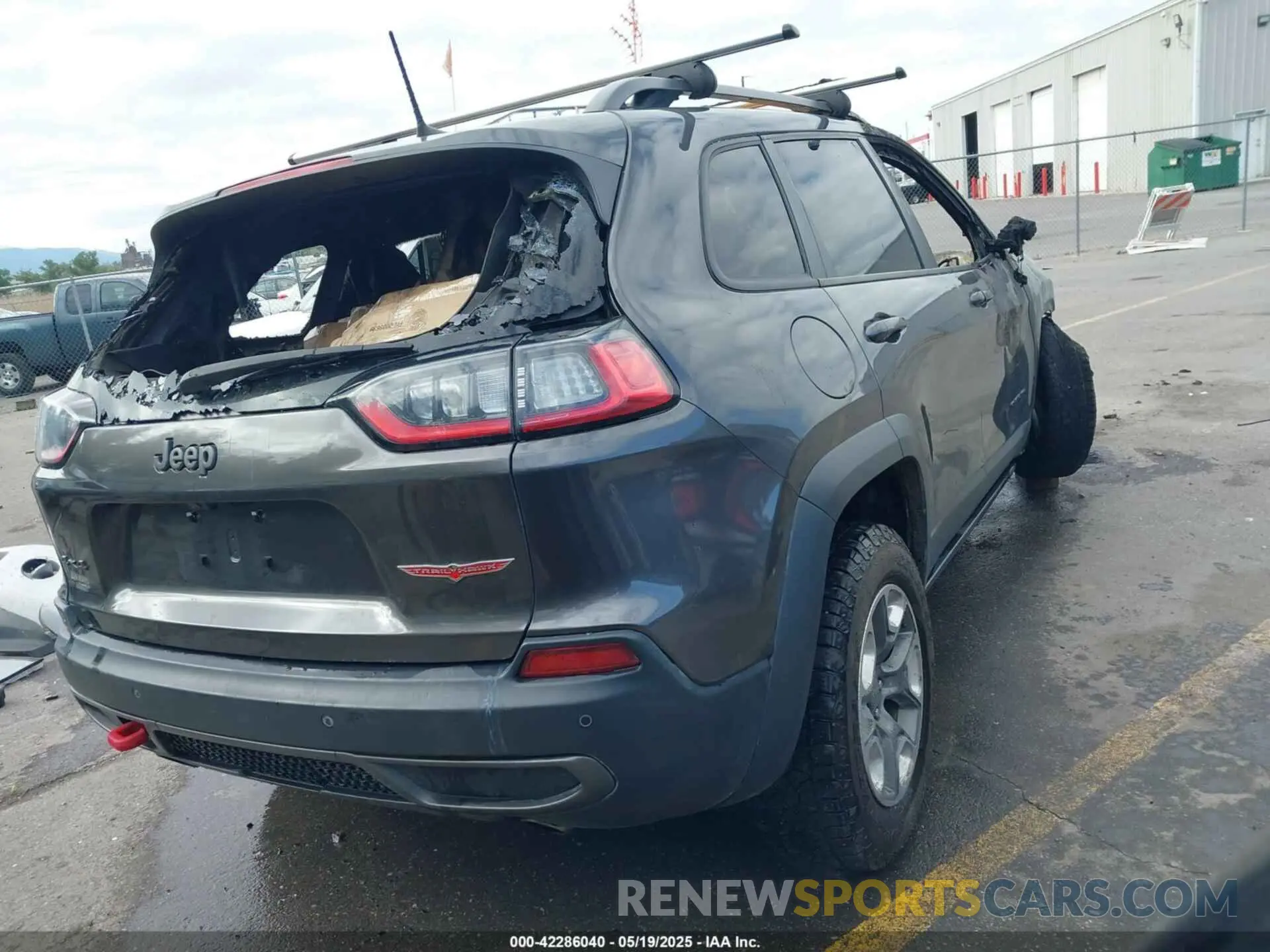4 Photograph of a damaged car 1C4PJMBNXKD311748 JEEP CHEROKEE 2019