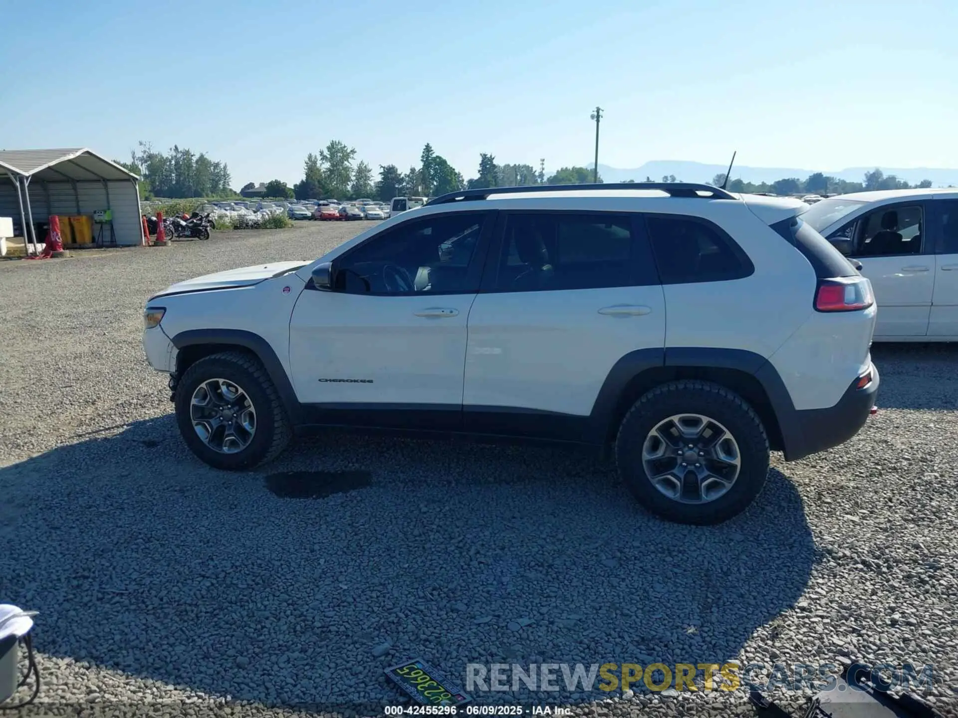 15 Photograph of a damaged car 1C4PJMBX1KD200443 JEEP CHEROKEE 2019