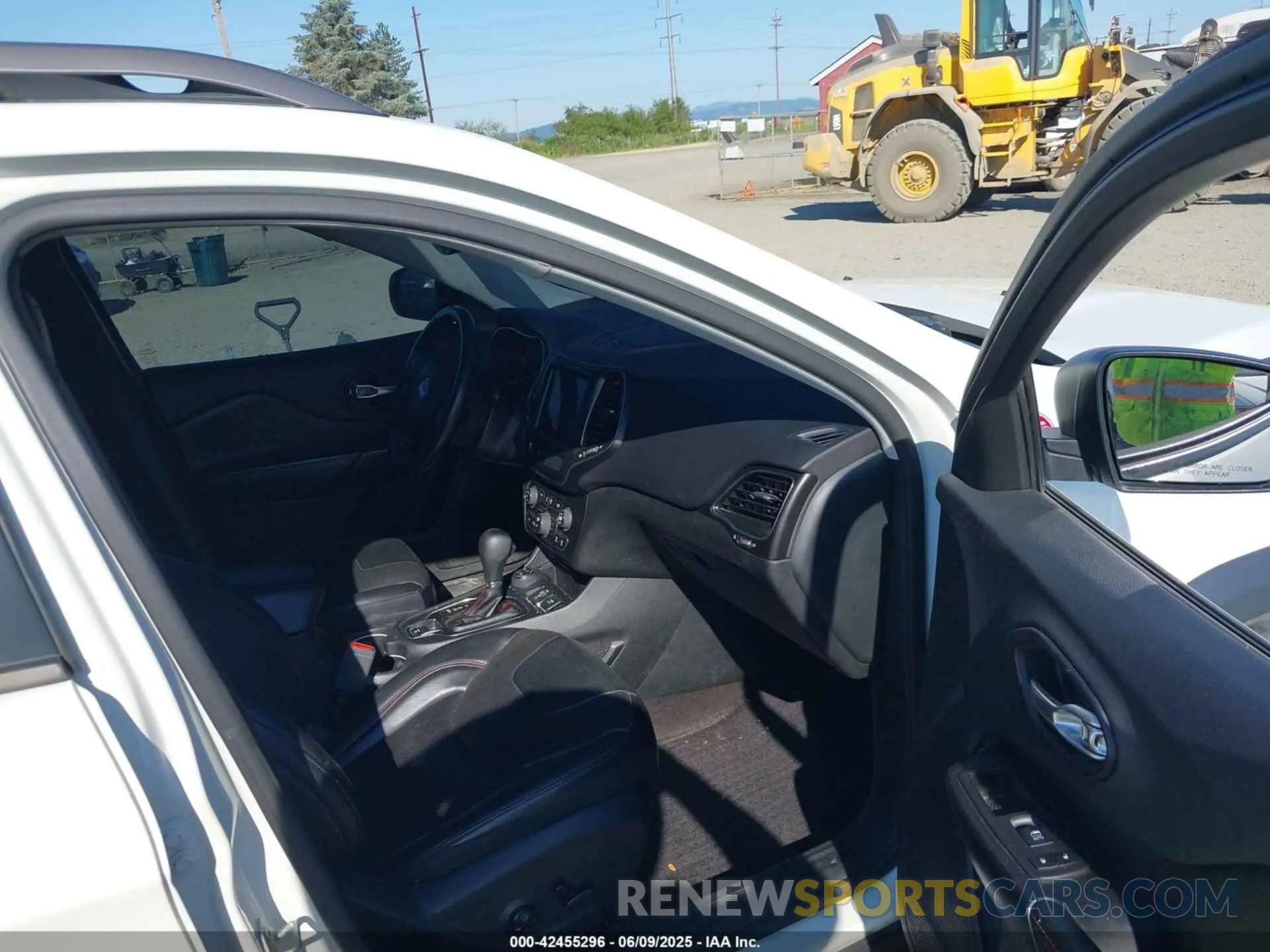 5 Photograph of a damaged car 1C4PJMBX1KD200443 JEEP CHEROKEE 2019