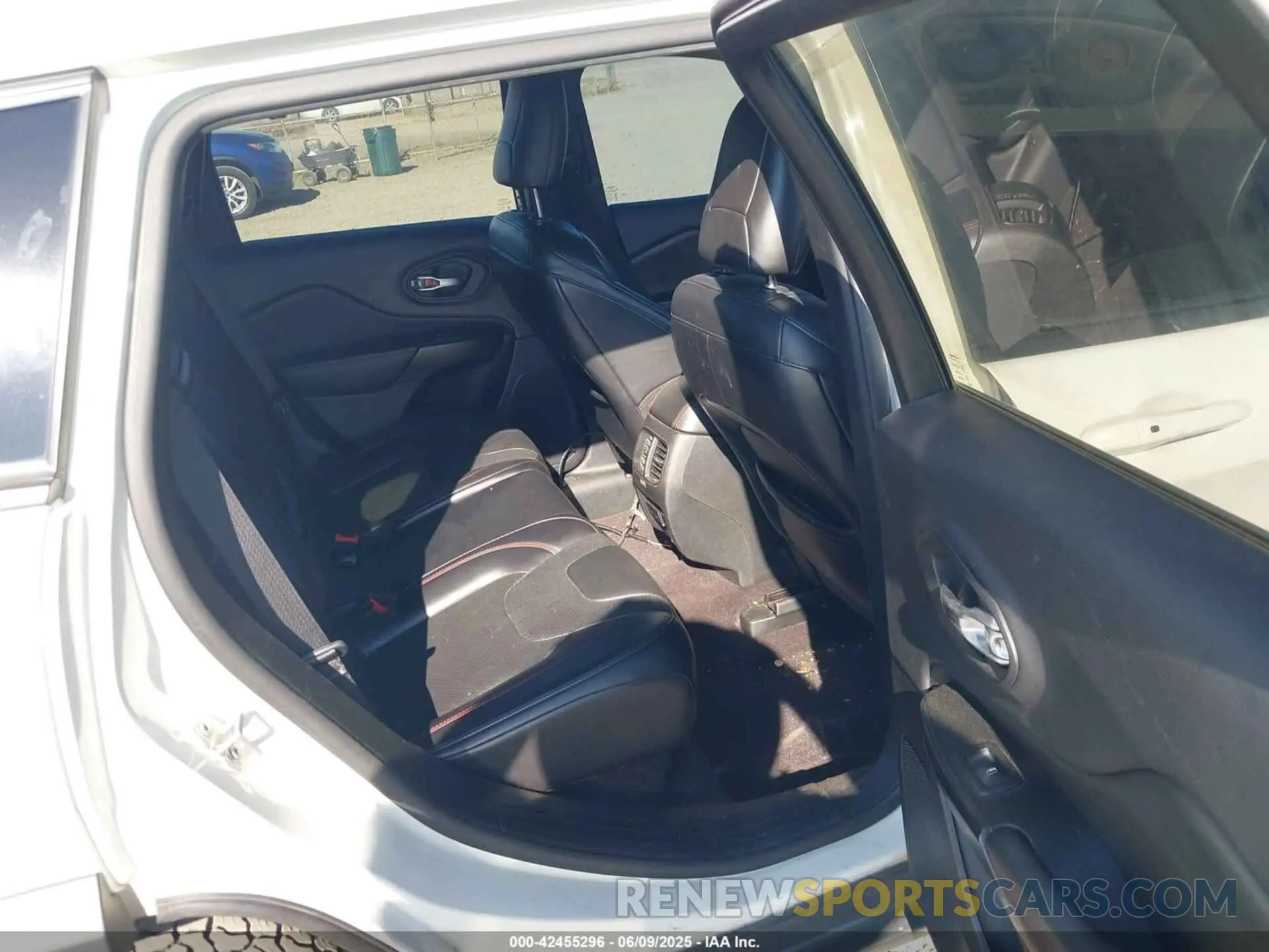 8 Photograph of a damaged car 1C4PJMBX1KD200443 JEEP CHEROKEE 2019