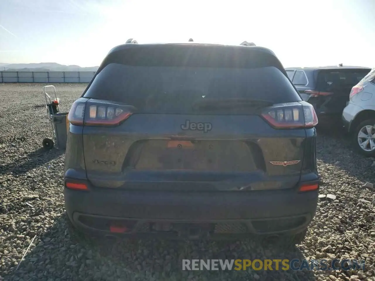 6 Photograph of a damaged car 1C4PJMBX1KD468702 JEEP CHEROKEE 2019
