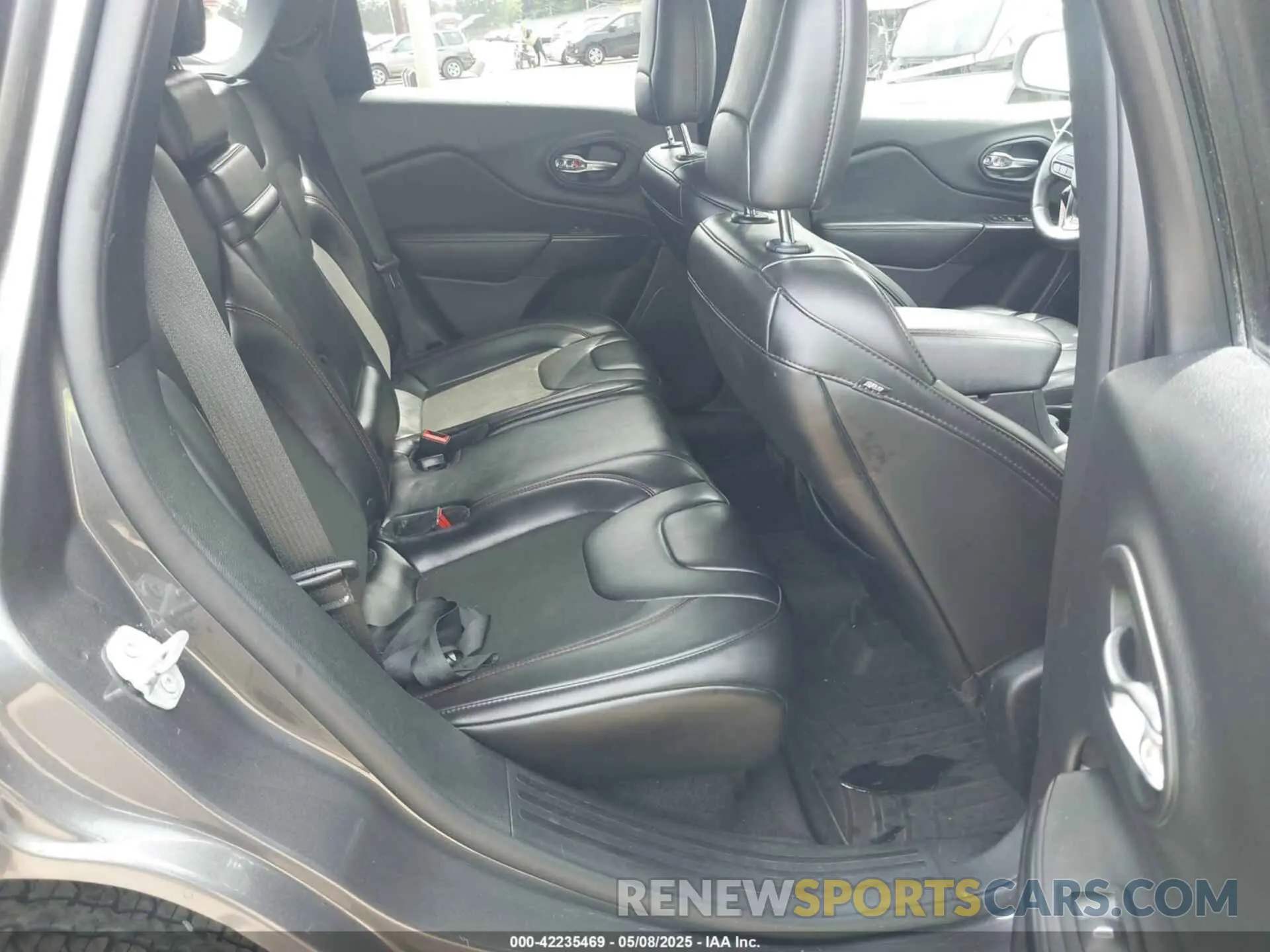 8 Photograph of a damaged car 1C4PJMBX2KD231734 JEEP CHEROKEE 2019