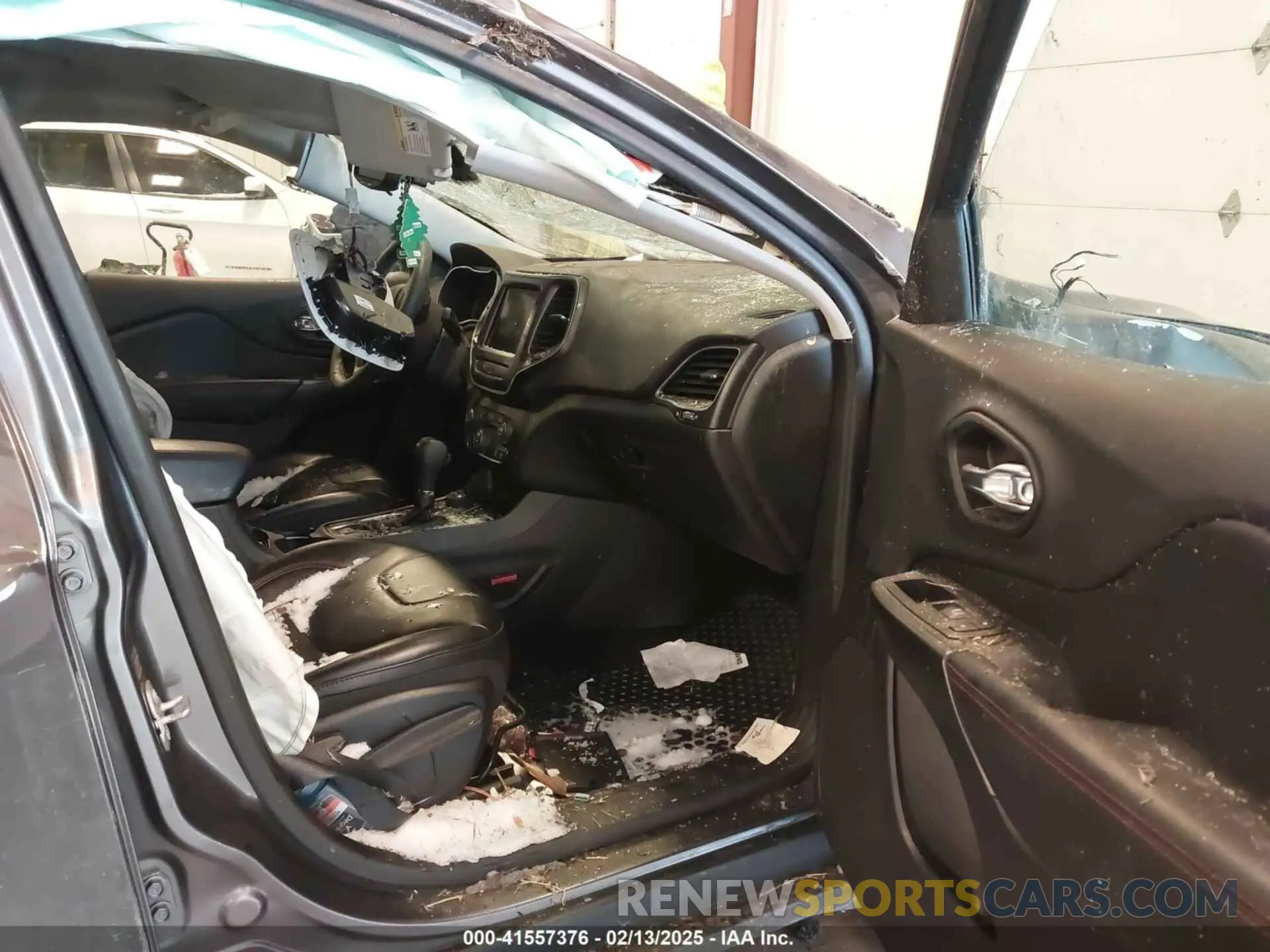 5 Photograph of a damaged car 1C4PJMBX3KD185962 JEEP CHEROKEE 2019