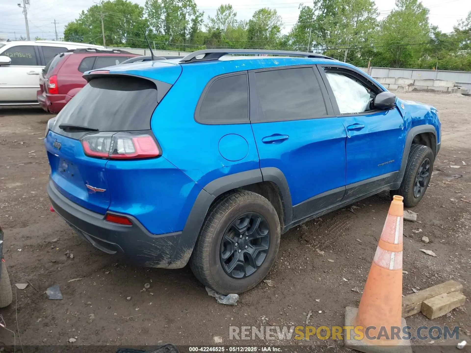 4 Photograph of a damaged car 1C4PJMBX3KD295295 JEEP CHEROKEE 2019