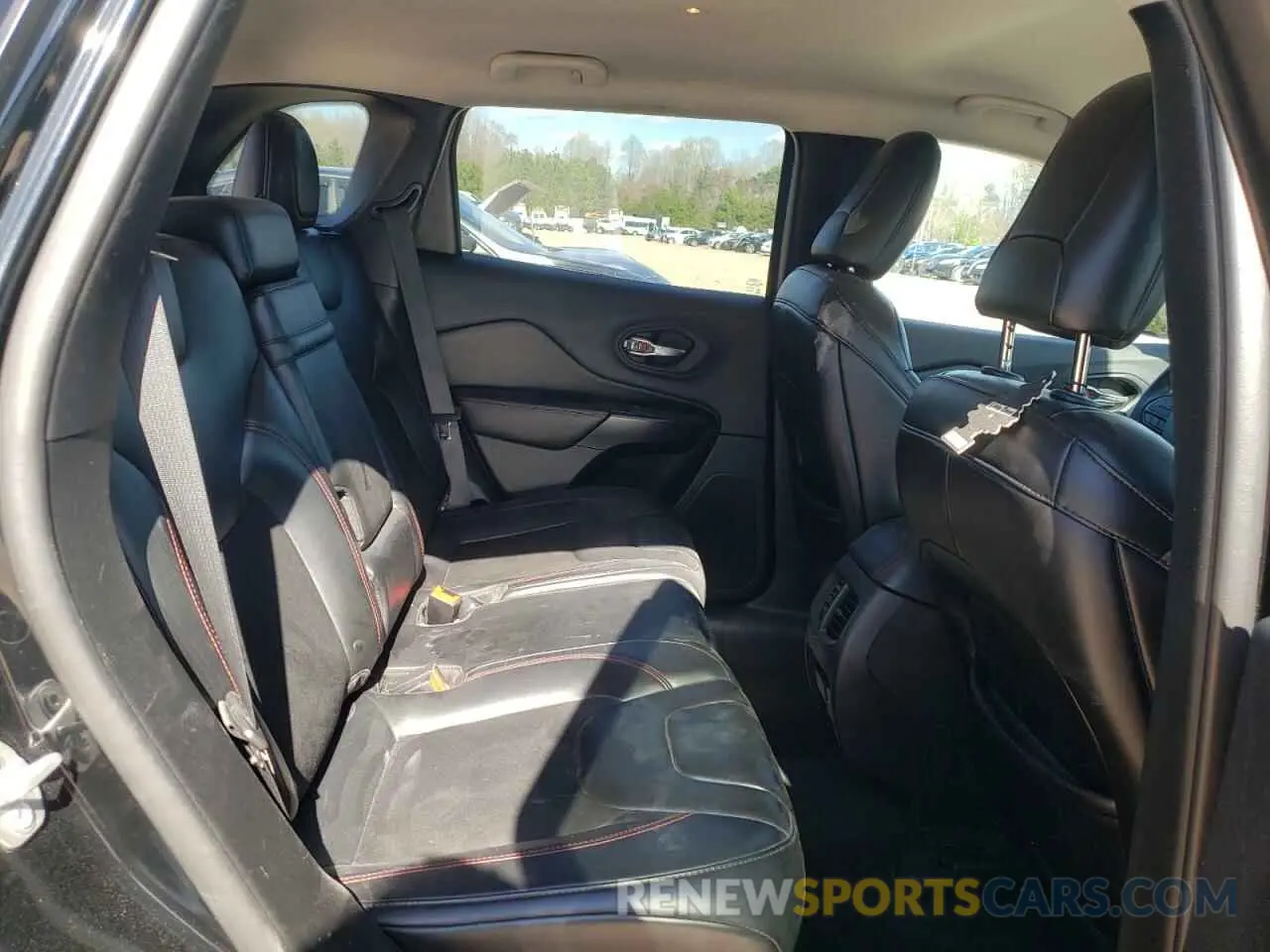 11 Photograph of a damaged car 1C4PJMBX4KD375155 JEEP CHEROKEE 2019