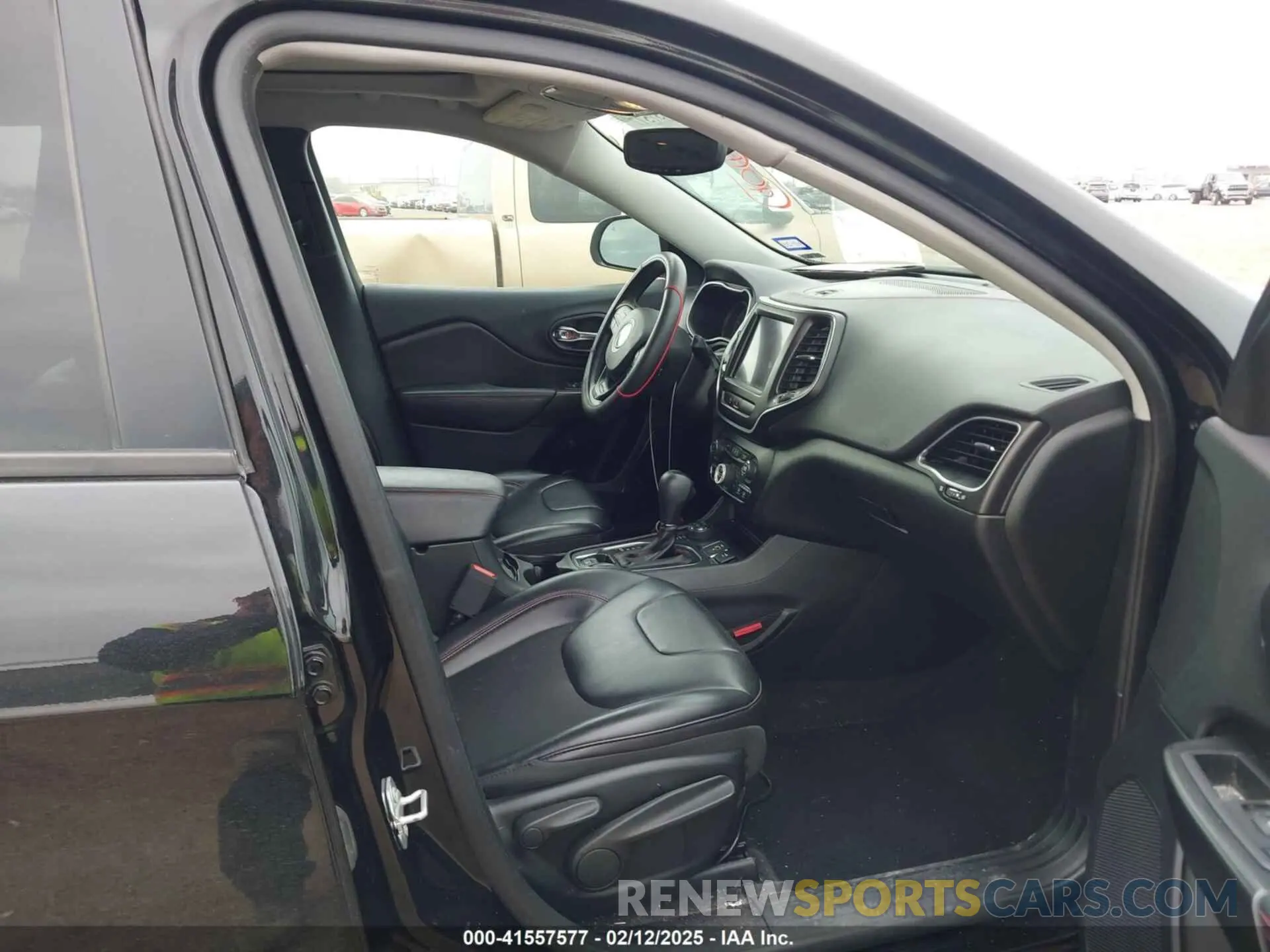 5 Photograph of a damaged car 1C4PJMBX4KD385796 JEEP CHEROKEE 2019