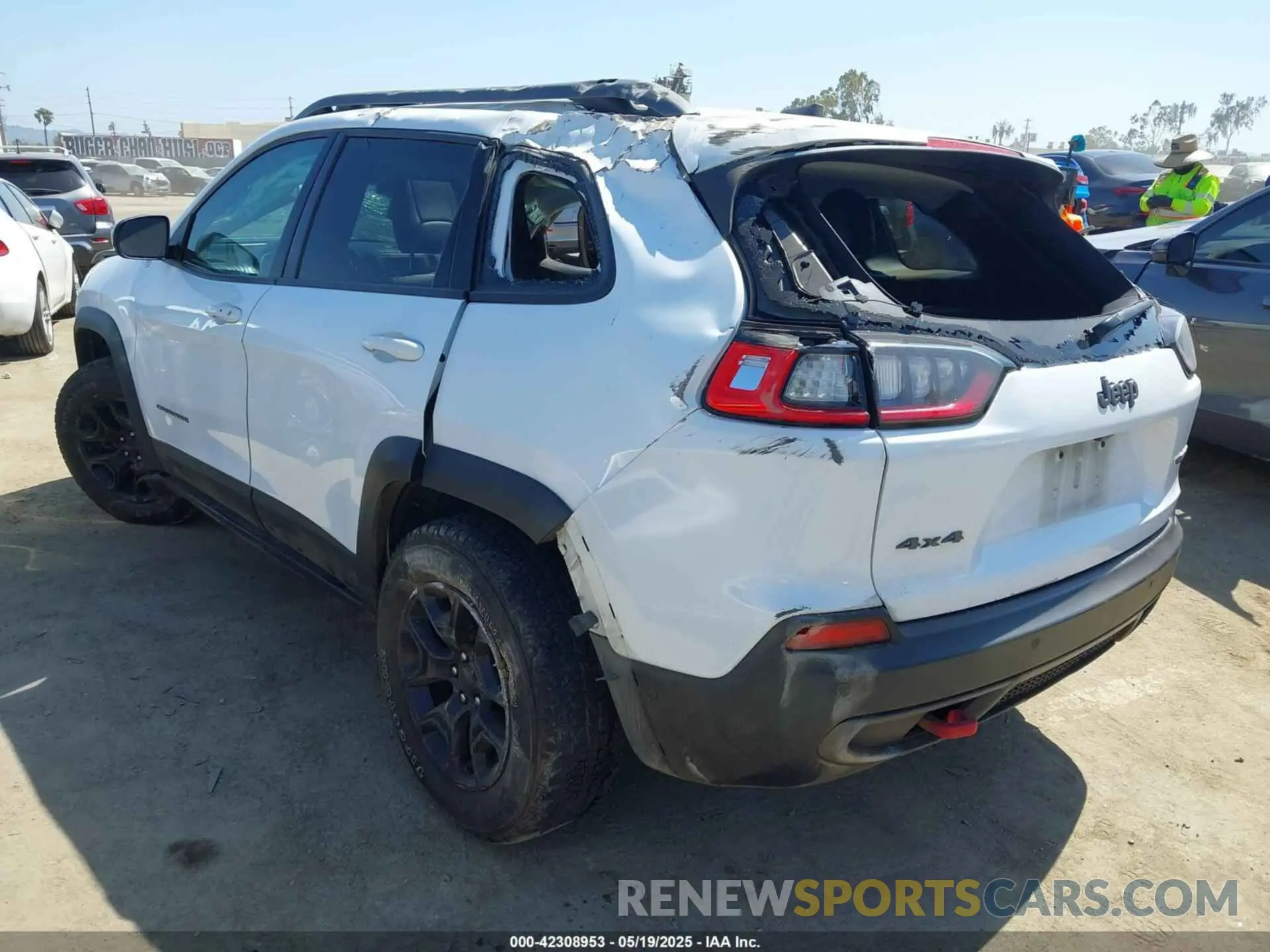 3 Фотография поврежденного автомобиля 1C4PJMBX8KD258582 JEEP CHEROKEE 2019