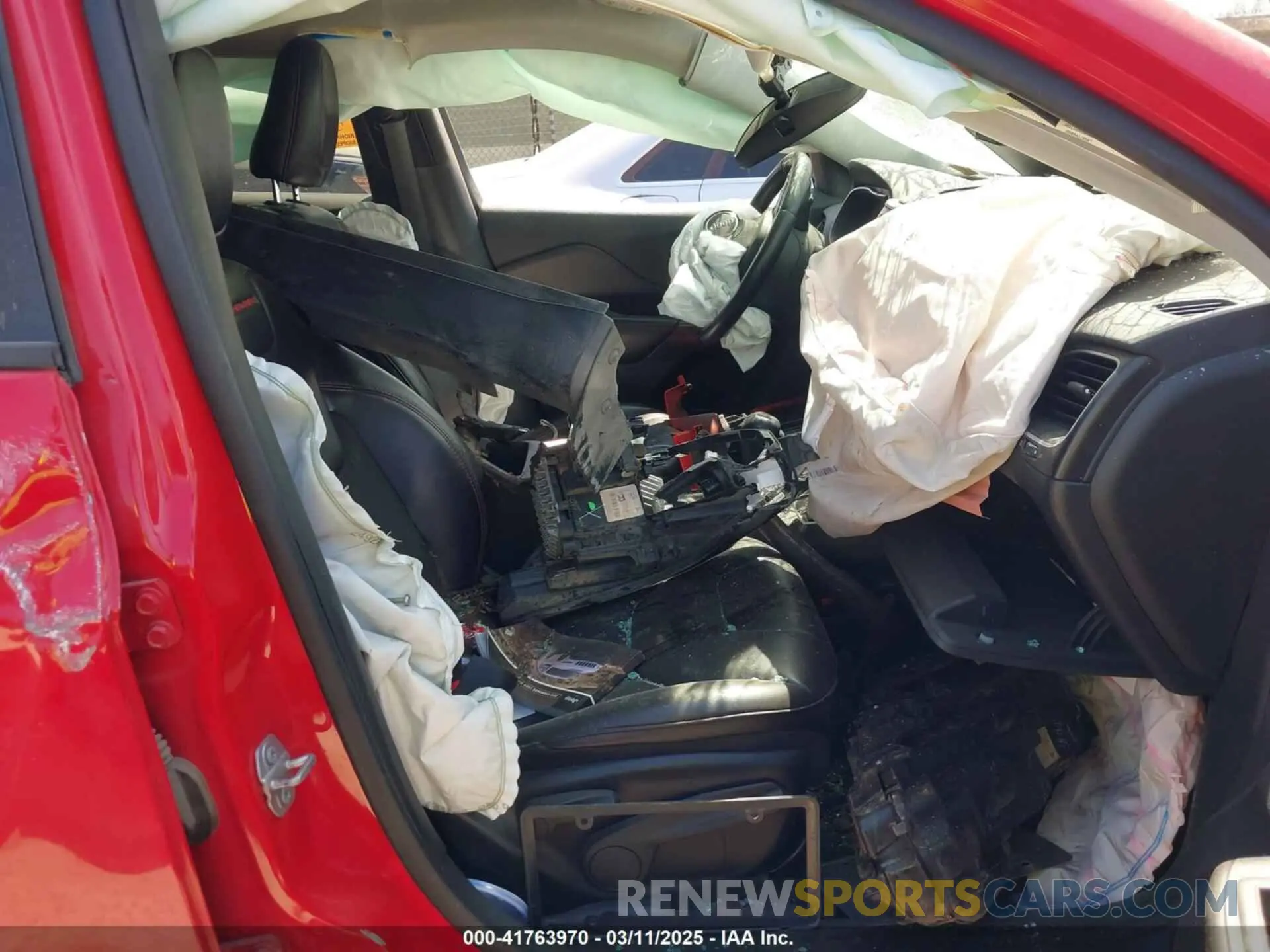 5 Photograph of a damaged car 1C4PJMBX8KD305108 JEEP CHEROKEE 2019
