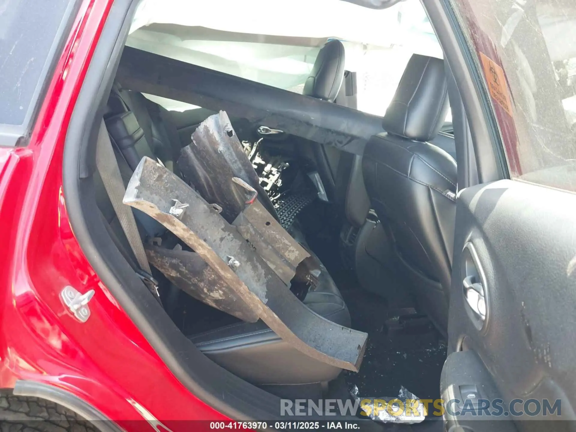 8 Photograph of a damaged car 1C4PJMBX8KD305108 JEEP CHEROKEE 2019