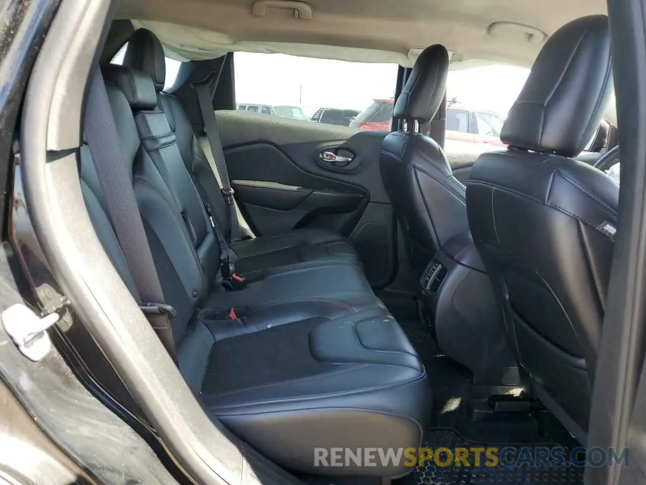 10 Photograph of a damaged car 1C4PJMBX8KD363445 JEEP CHEROKEE 2019