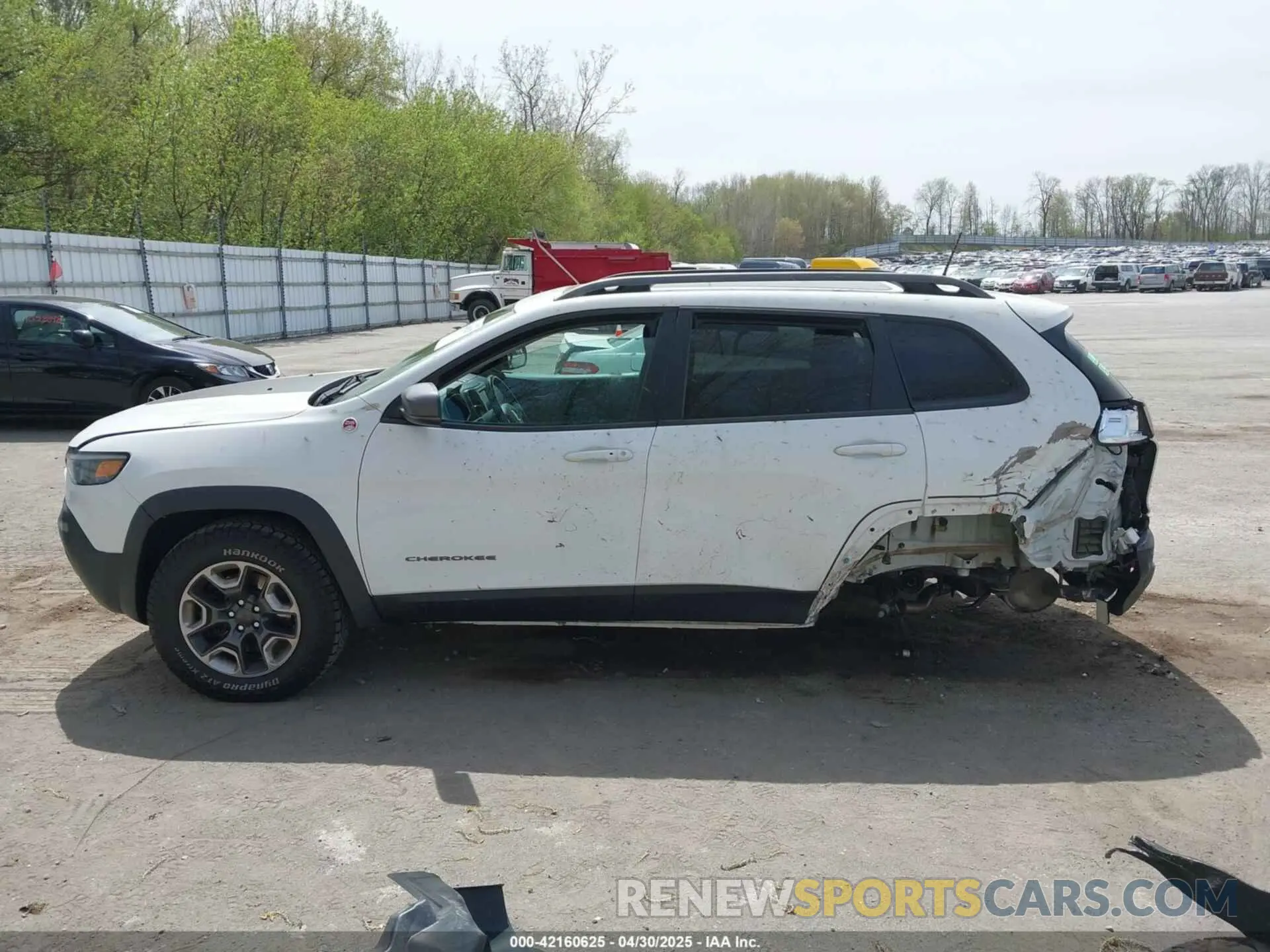 15 Photograph of a damaged car 1C4PJMBX9KD277416 JEEP CHEROKEE 2019