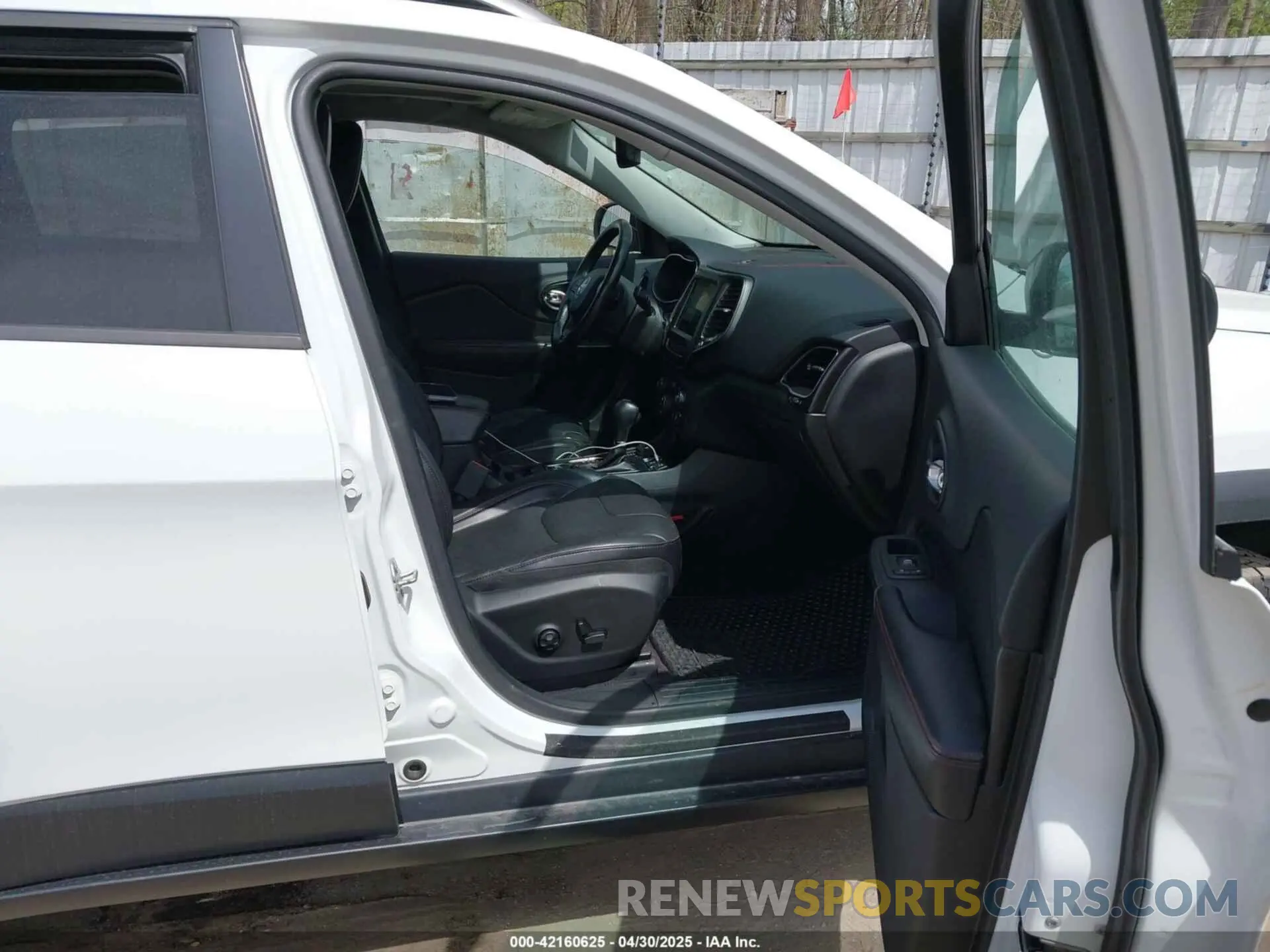 5 Photograph of a damaged car 1C4PJMBX9KD277416 JEEP CHEROKEE 2019