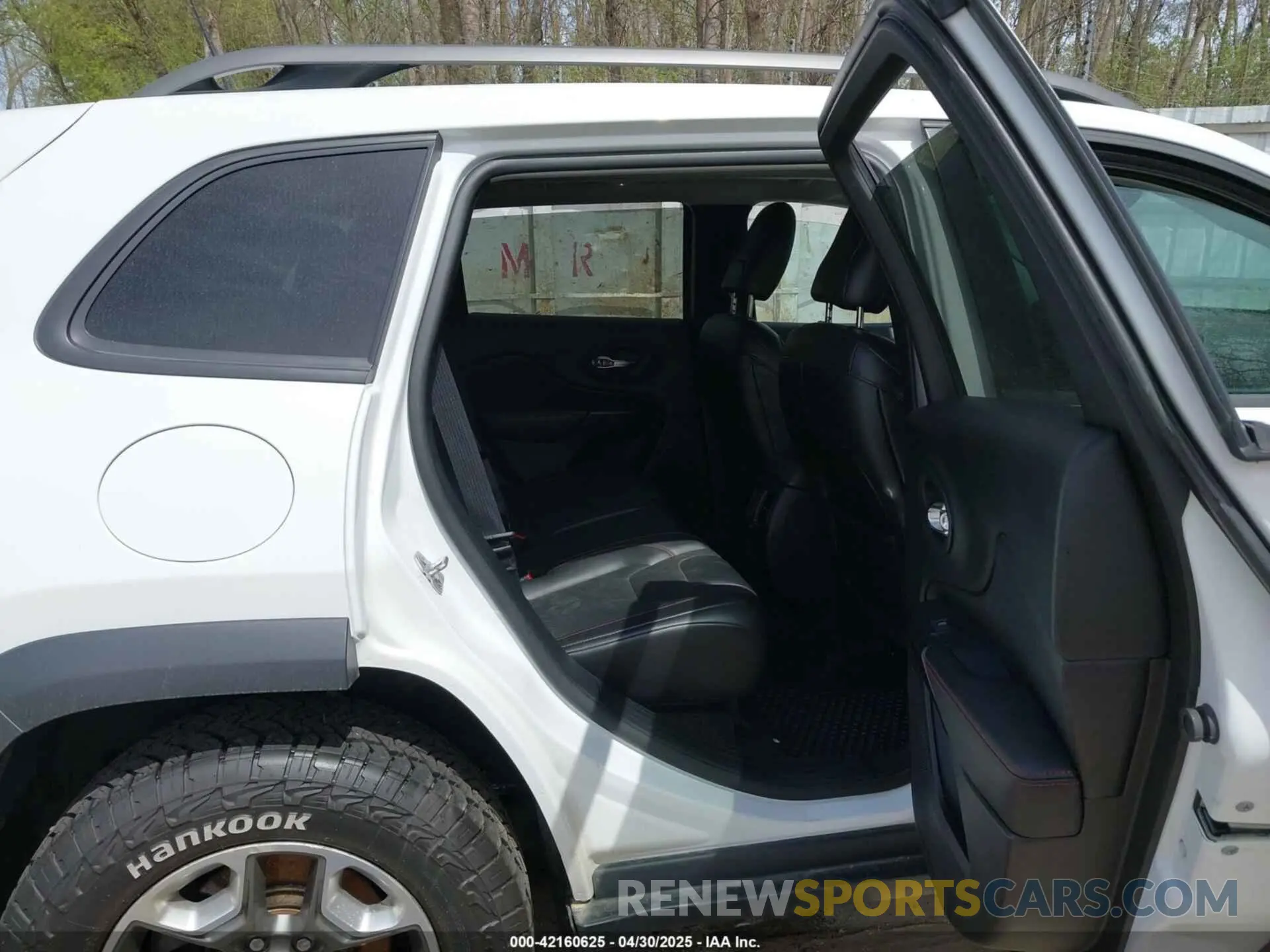 8 Photograph of a damaged car 1C4PJMBX9KD277416 JEEP CHEROKEE 2019