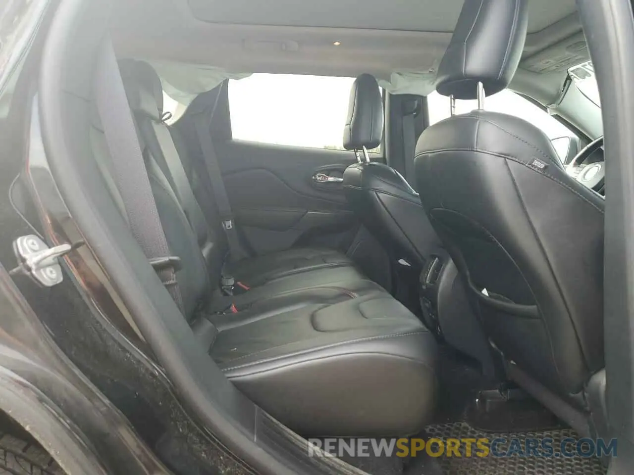 11 Photograph of a damaged car 1C4PJMBXXKD471338 JEEP CHEROKEE 2019