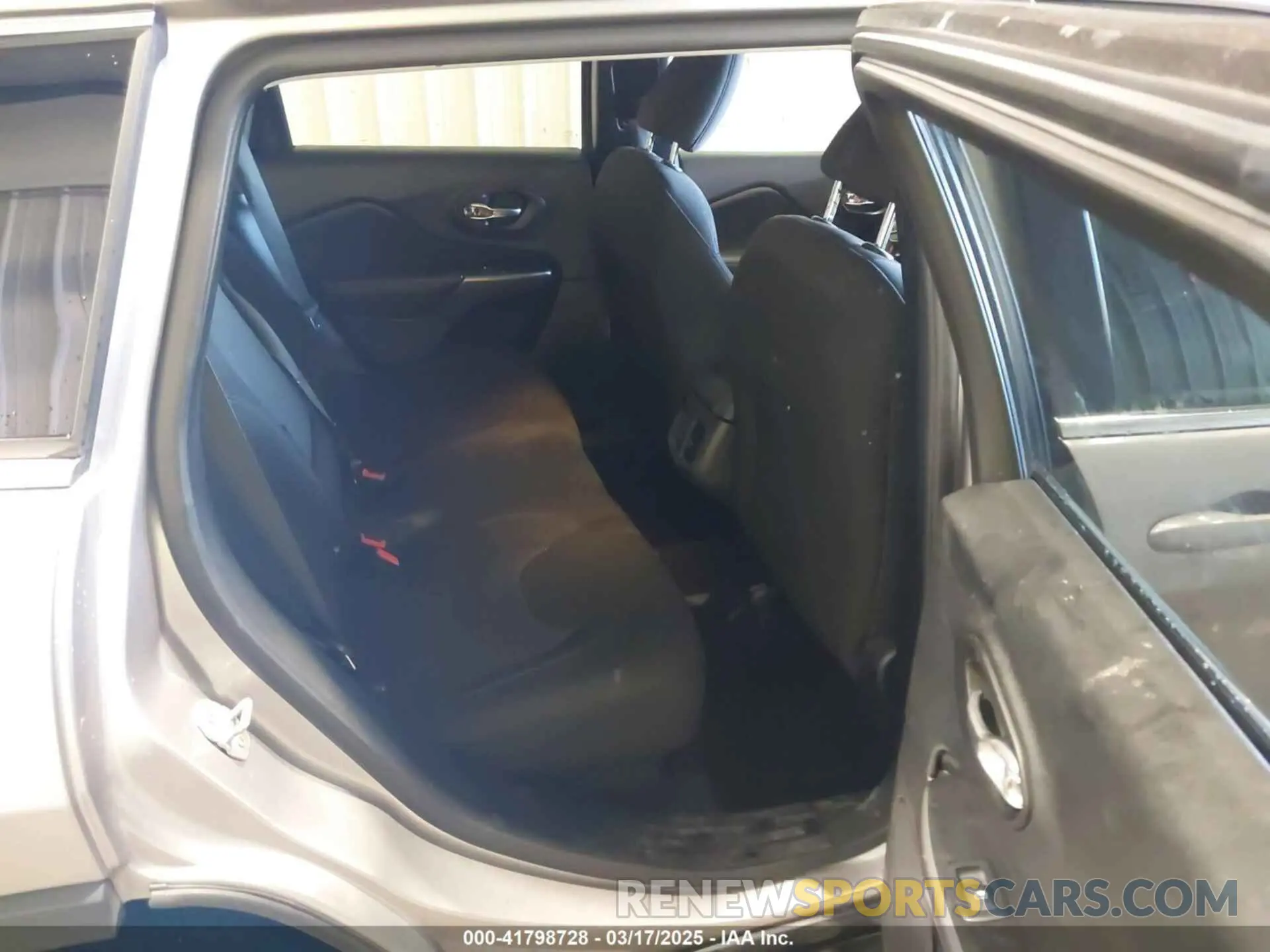8 Фотография поврежденного автомобиля 1C4PJMCB0KD122398 JEEP CHEROKEE 2019