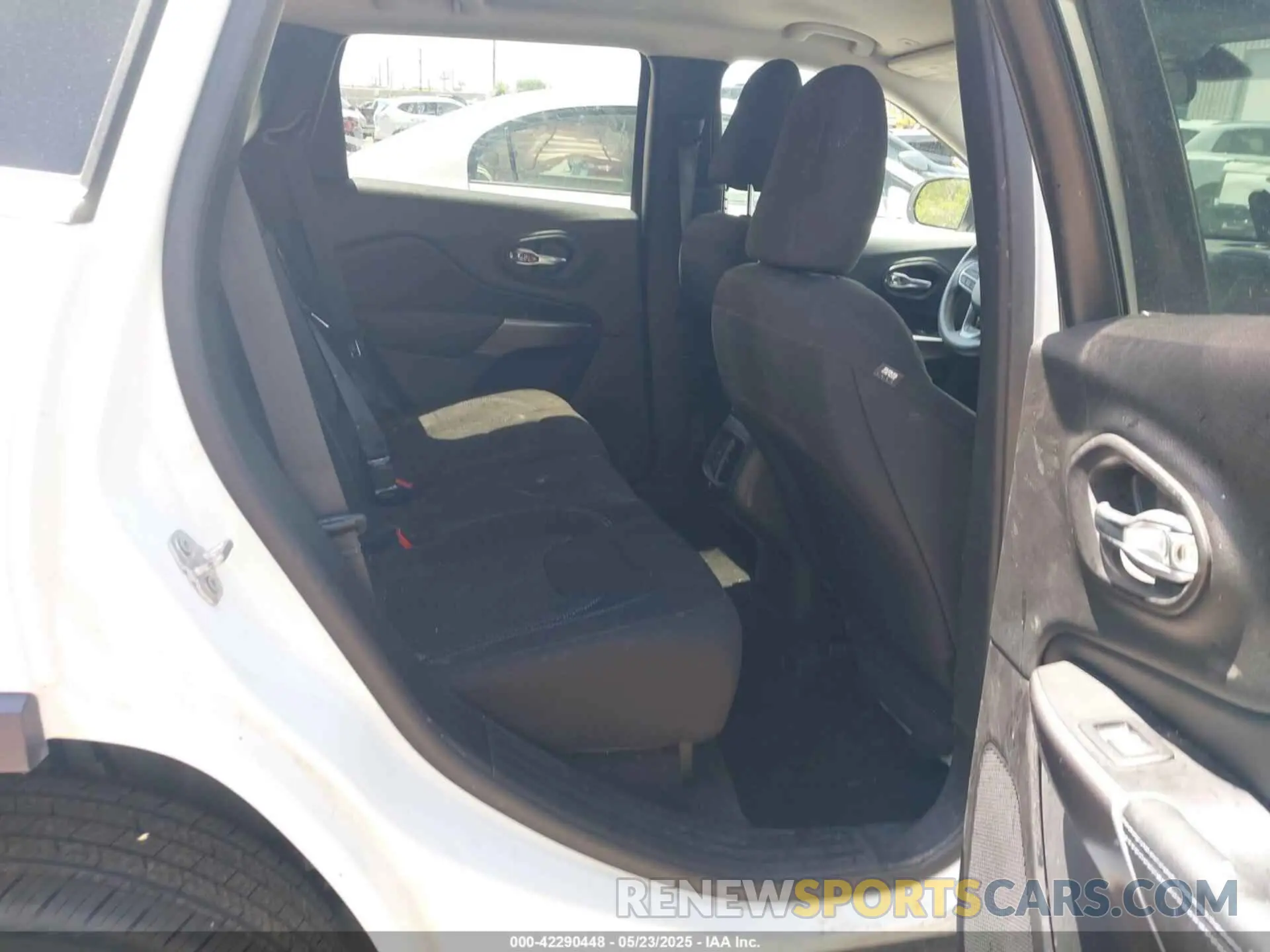 8 Photograph of a damaged car 1C4PJMCB1KD228813 JEEP CHEROKEE 2019