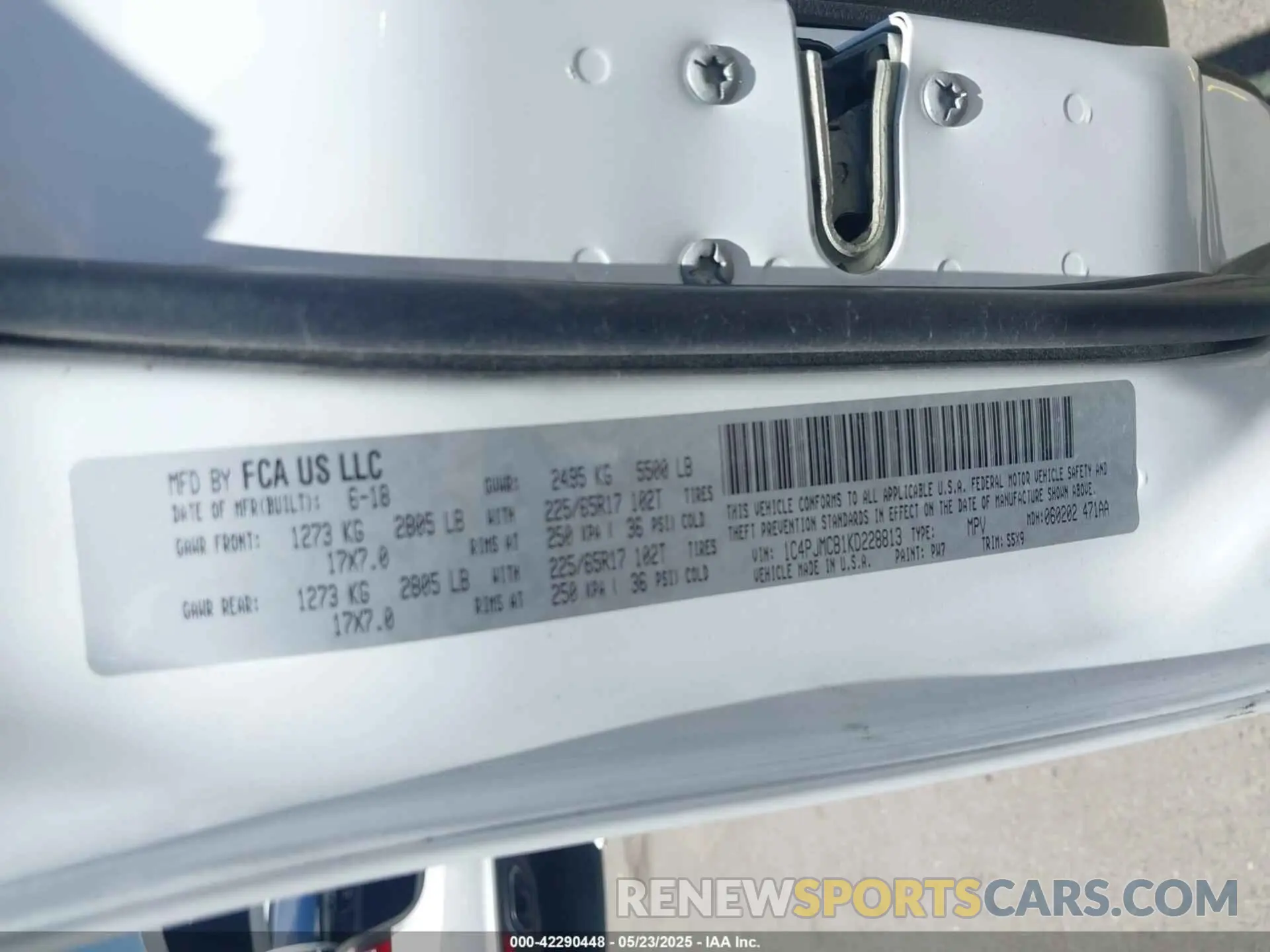 9 Photograph of a damaged car 1C4PJMCB1KD228813 JEEP CHEROKEE 2019