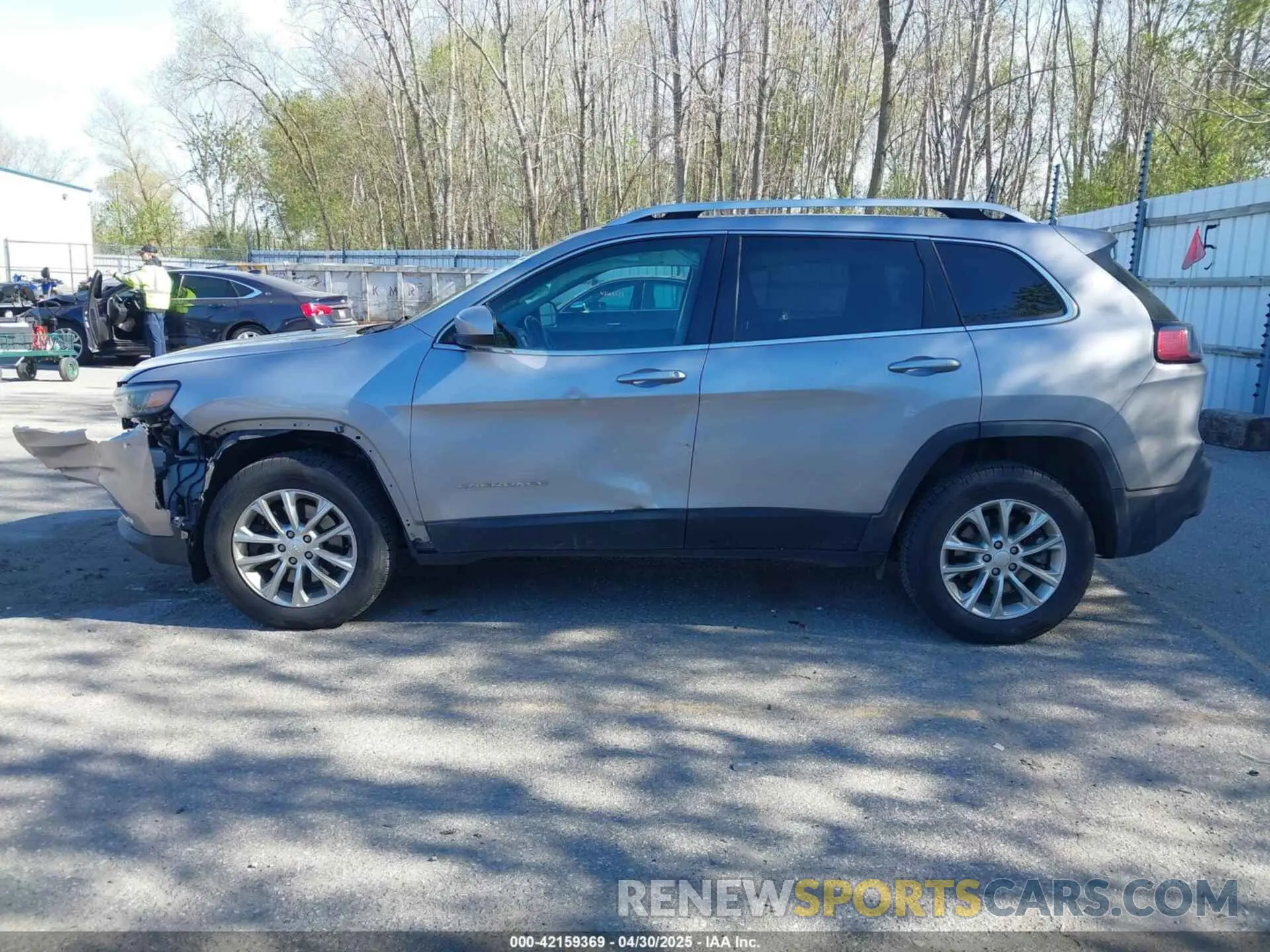 14 Photograph of a damaged car 1C4PJMCB2KD194252 JEEP CHEROKEE 2019