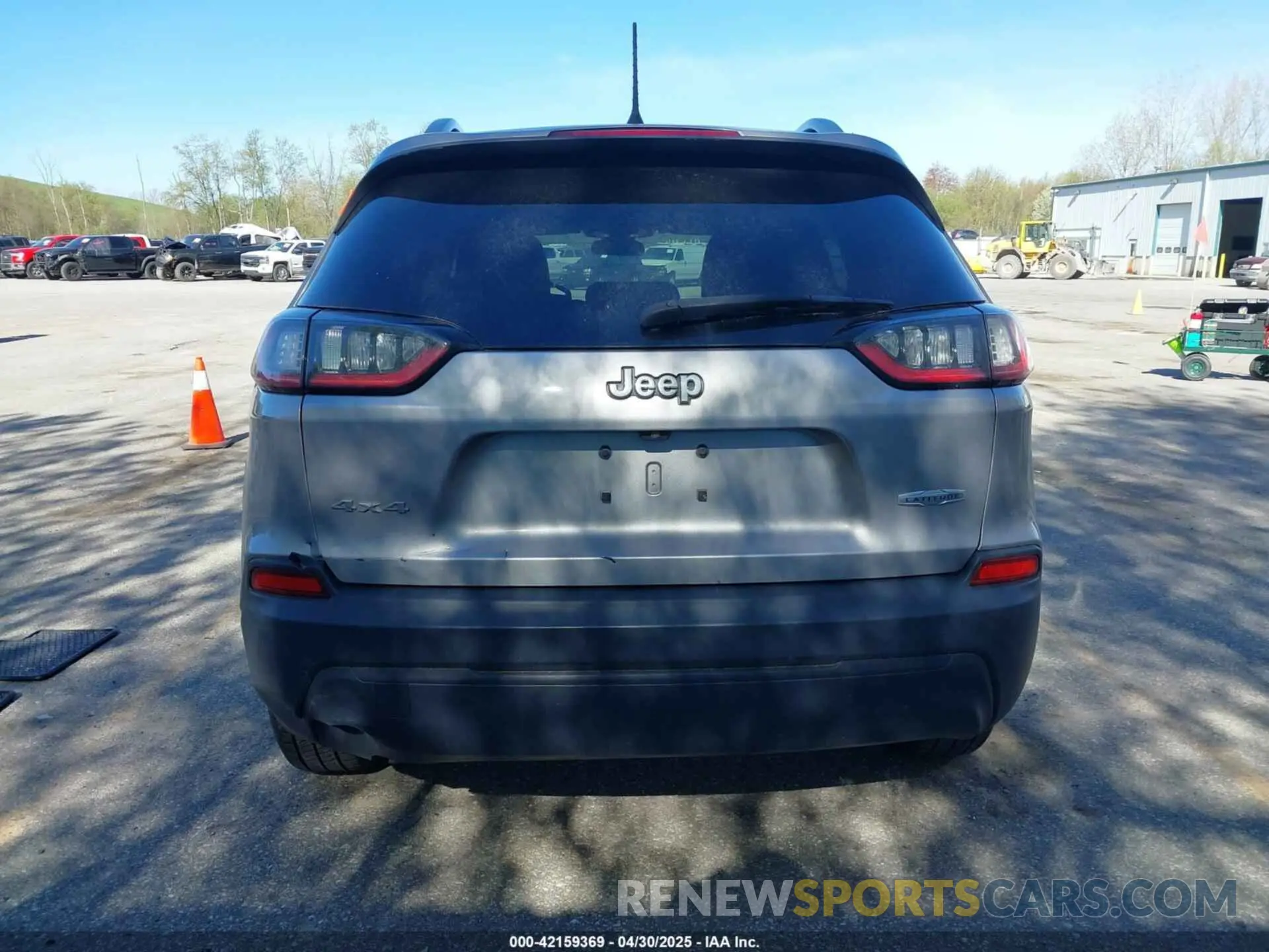 16 Photograph of a damaged car 1C4PJMCB2KD194252 JEEP CHEROKEE 2019
