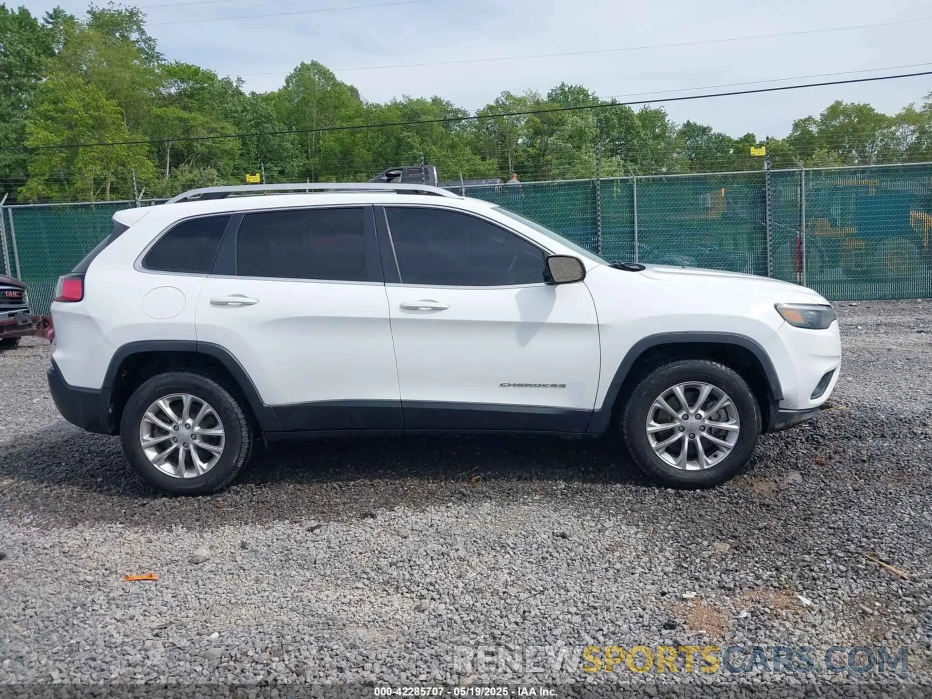 13 Photograph of a damaged car 1C4PJMCB2KD283559 JEEP CHEROKEE 2019