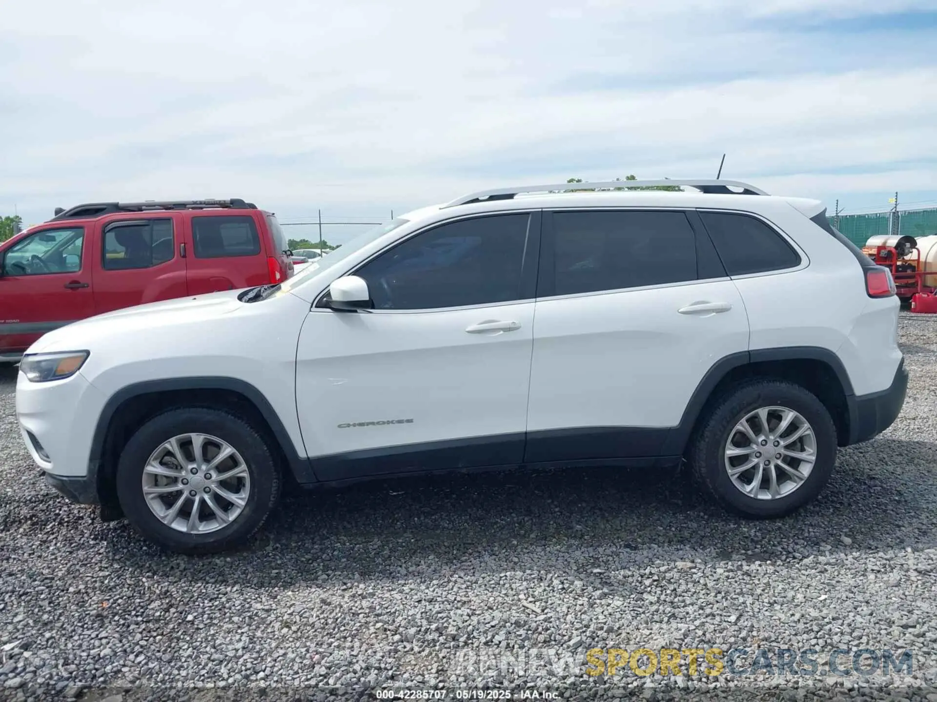 14 Photograph of a damaged car 1C4PJMCB2KD283559 JEEP CHEROKEE 2019