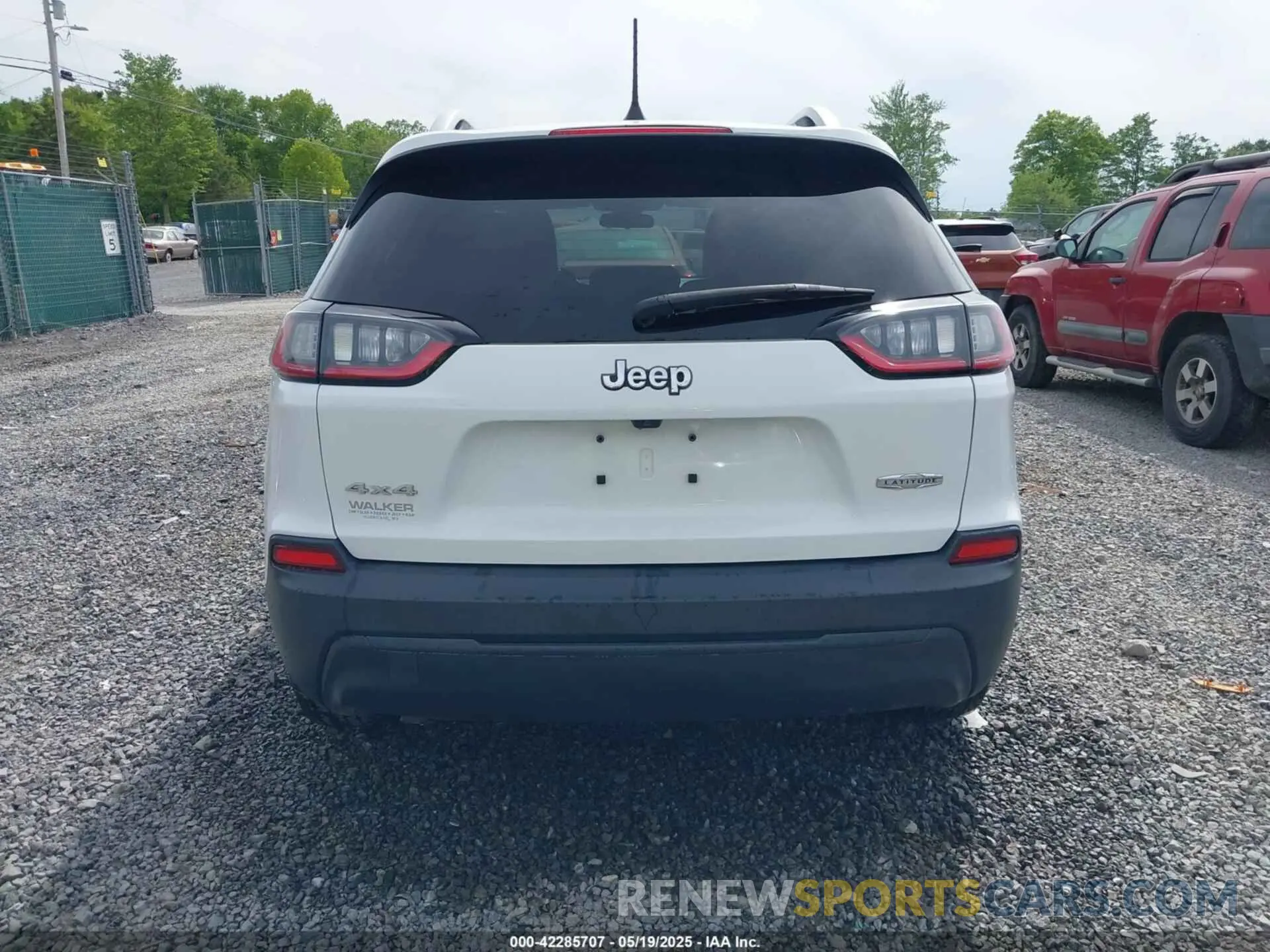 16 Photograph of a damaged car 1C4PJMCB2KD283559 JEEP CHEROKEE 2019