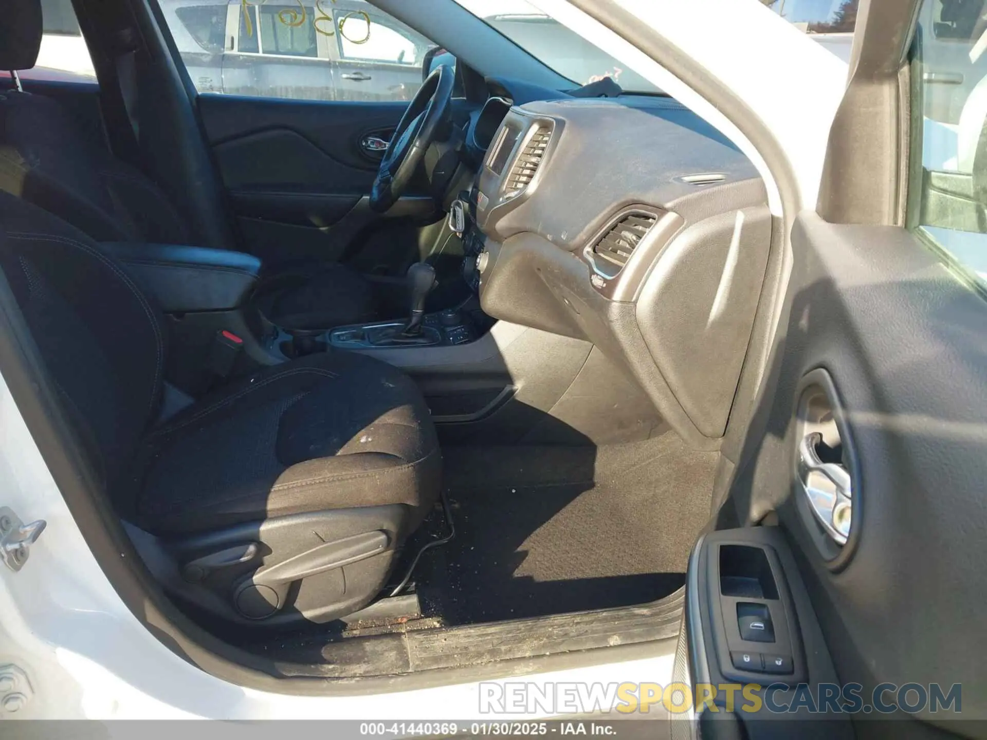 5 Photograph of a damaged car 1C4PJMCB5KD281272 JEEP CHEROKEE 2019