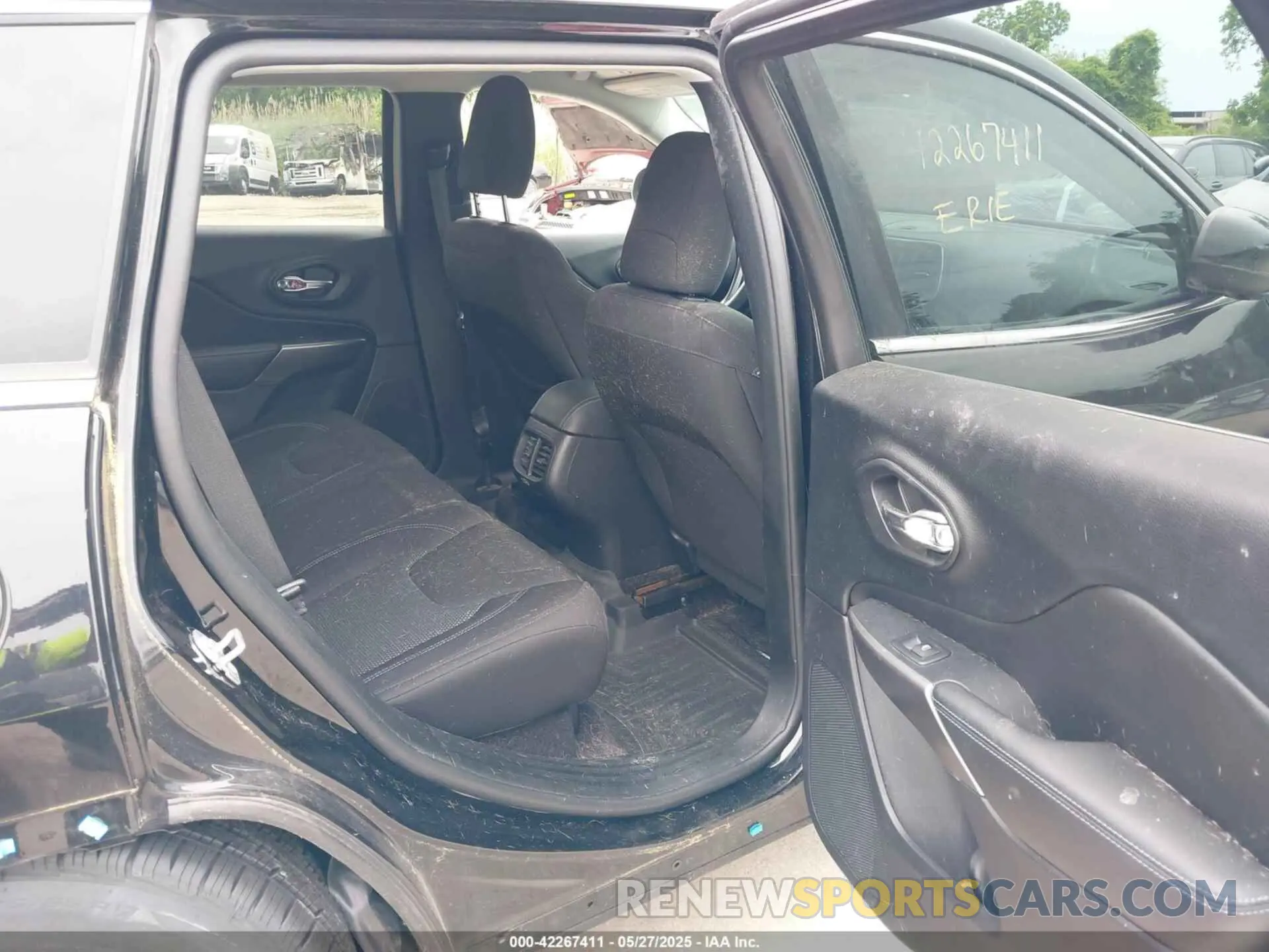 8 Photograph of a damaged car 1C4PJMCB9KD140835 JEEP CHEROKEE 2019