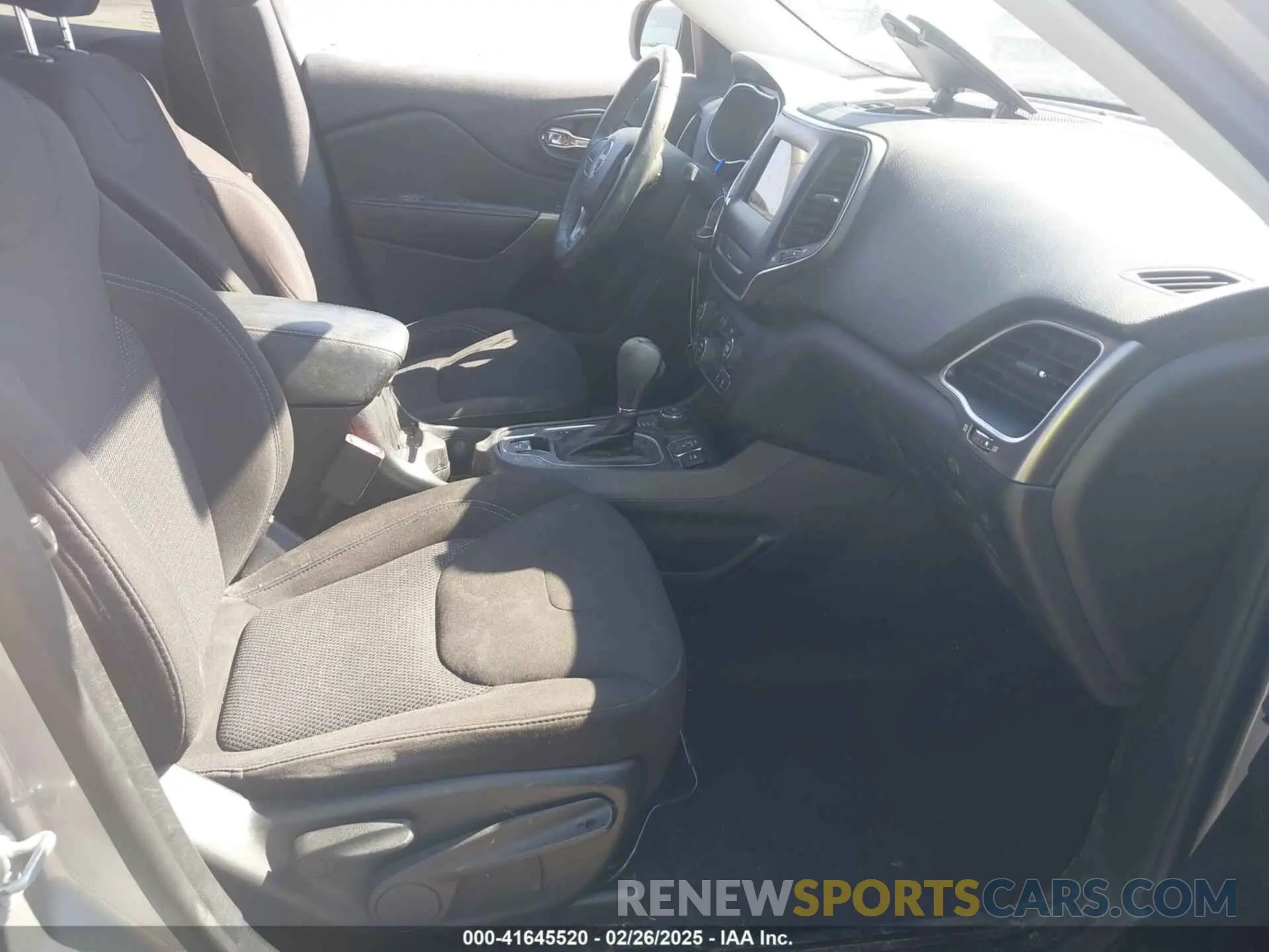 5 Photograph of a damaged car 1C4PJMCB9KD442979 JEEP CHEROKEE 2019