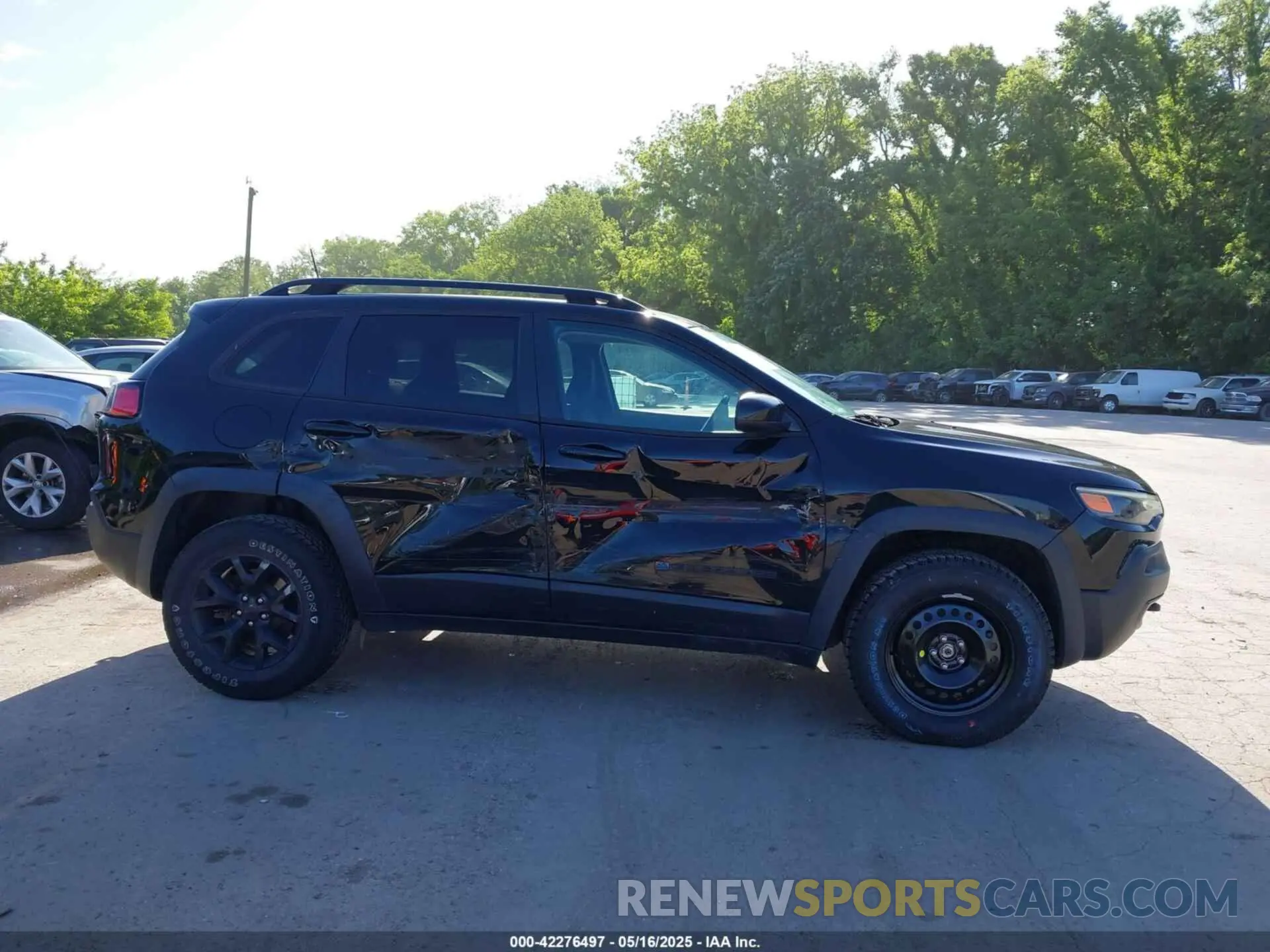 14 Photograph of a damaged car 1C4PJMCX2KD473275 JEEP CHEROKEE 2019