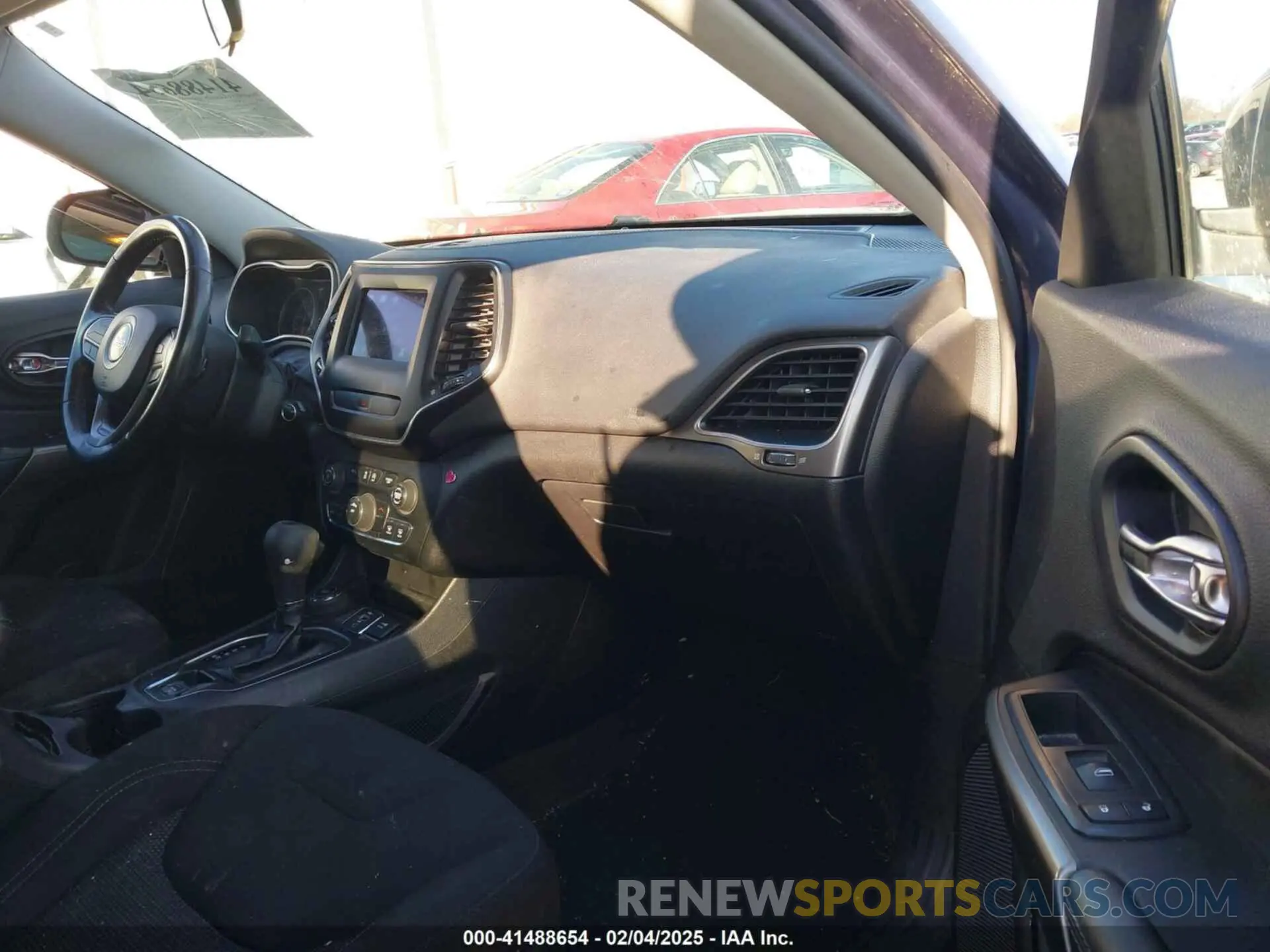 5 Photograph of a damaged car 1C4PJMCX4KD469454 JEEP CHEROKEE 2019