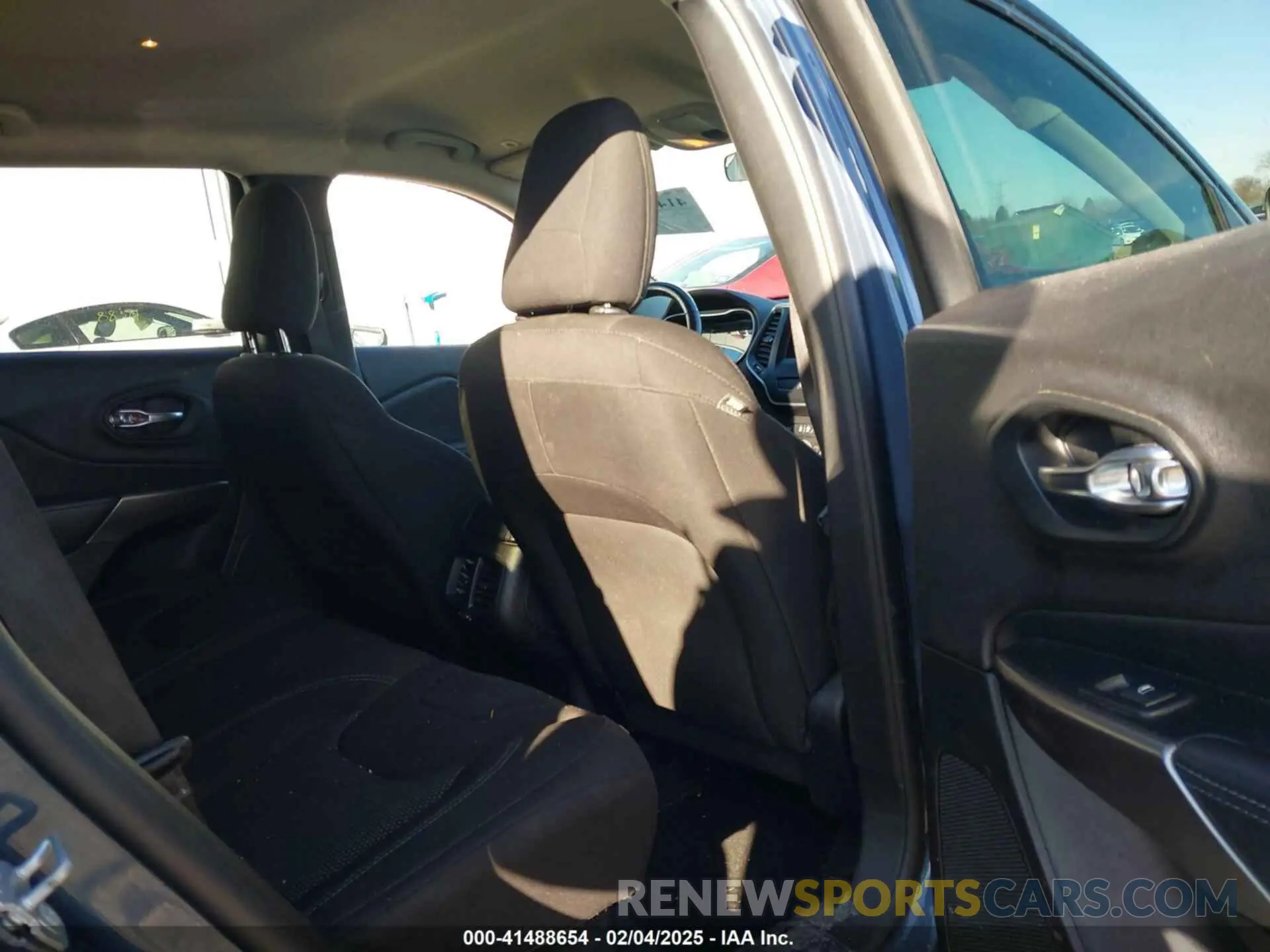 8 Photograph of a damaged car 1C4PJMCX4KD469454 JEEP CHEROKEE 2019