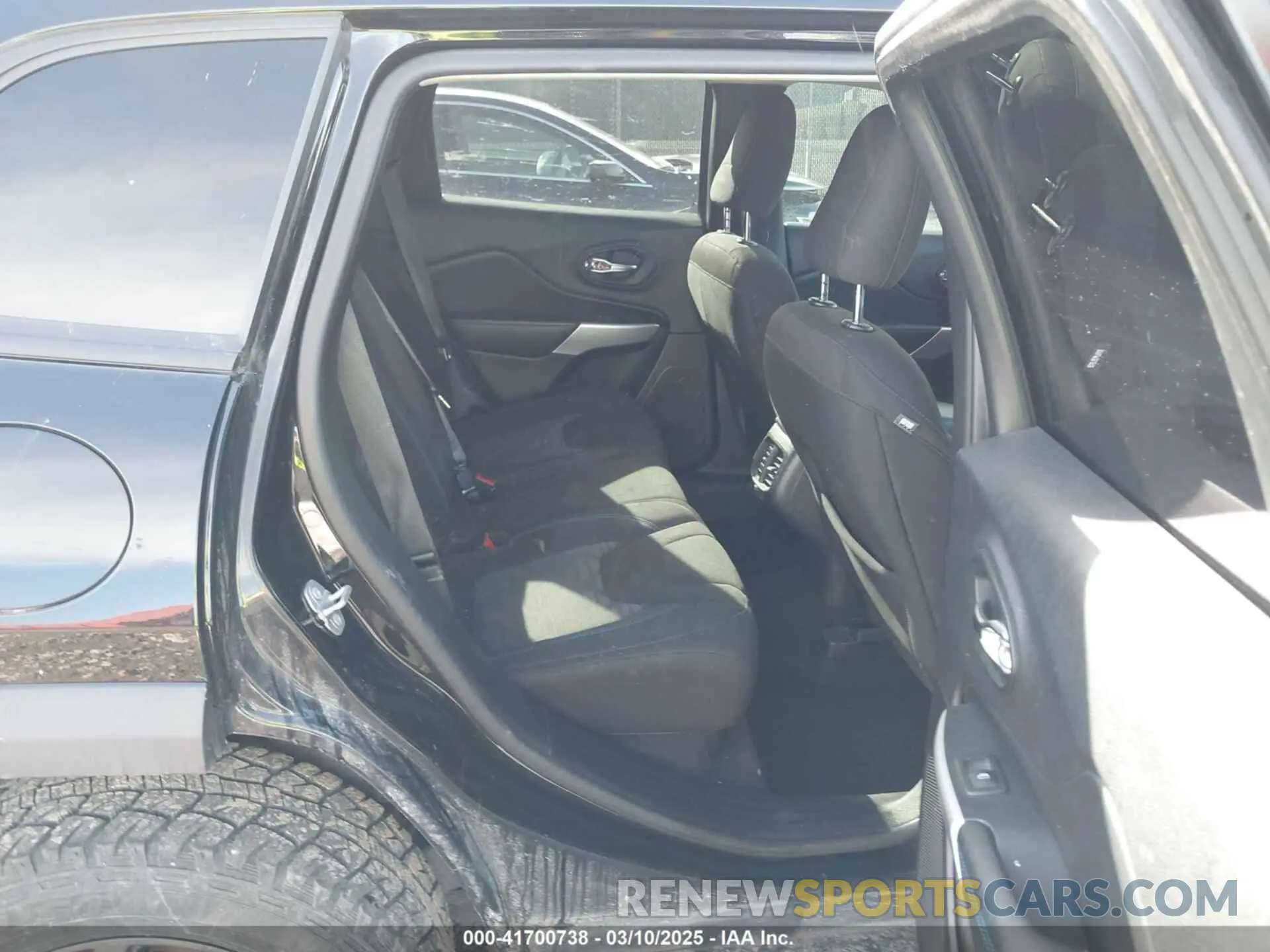 8 Photograph of a damaged car 1C4PJMCX8KD464323 JEEP CHEROKEE 2019