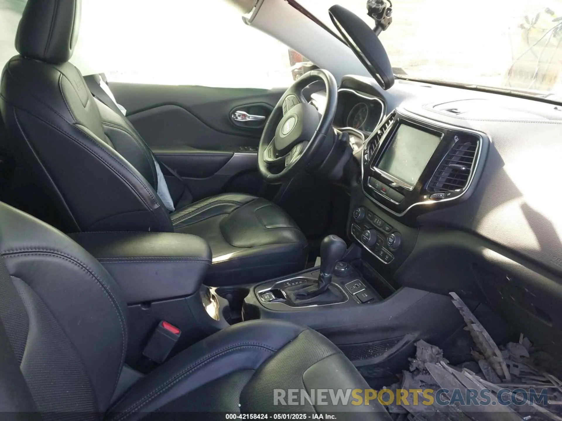 5 Photograph of a damaged car 1C4PJMDN0KD299607 JEEP CHEROKEE 2019