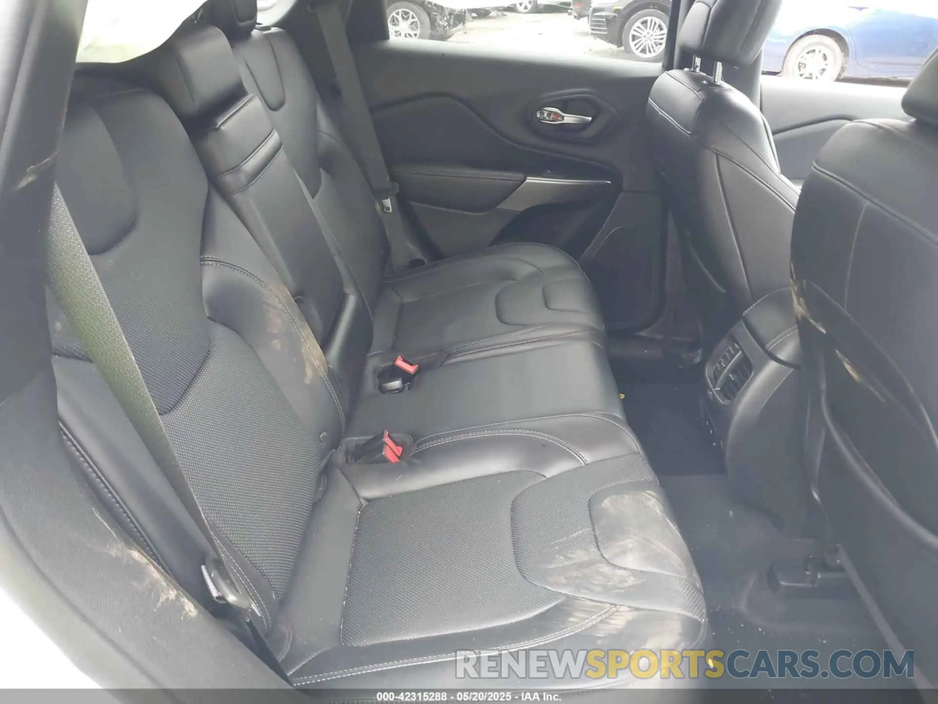 8 Photograph of a damaged car 1C4PJMDN1KD251257 JEEP CHEROKEE 2019