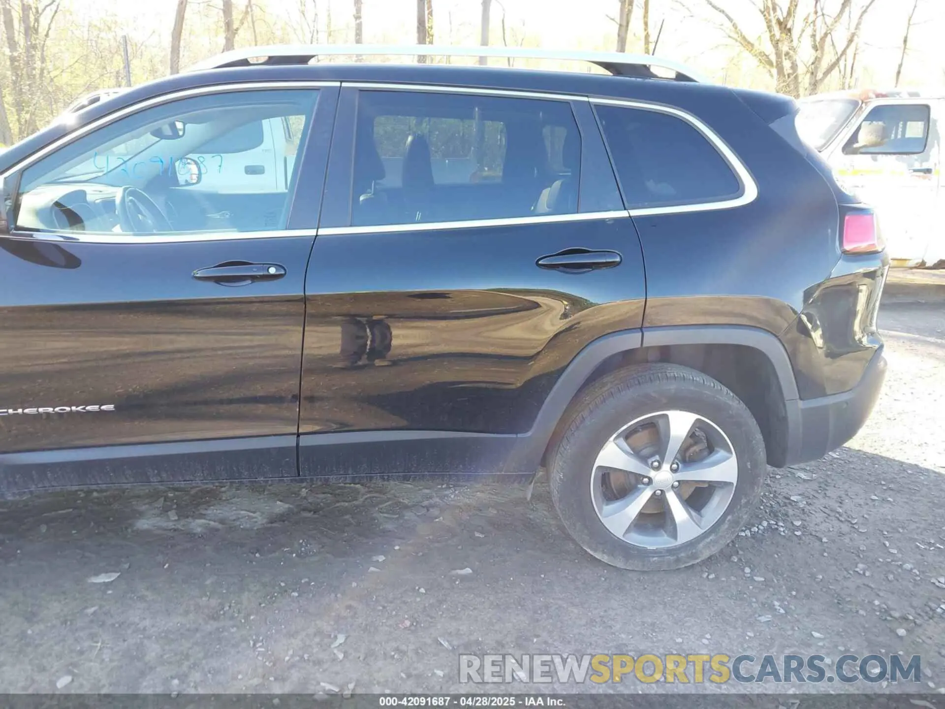 17 Photograph of a damaged car 1C4PJMDN4KD251950 JEEP CHEROKEE 2019