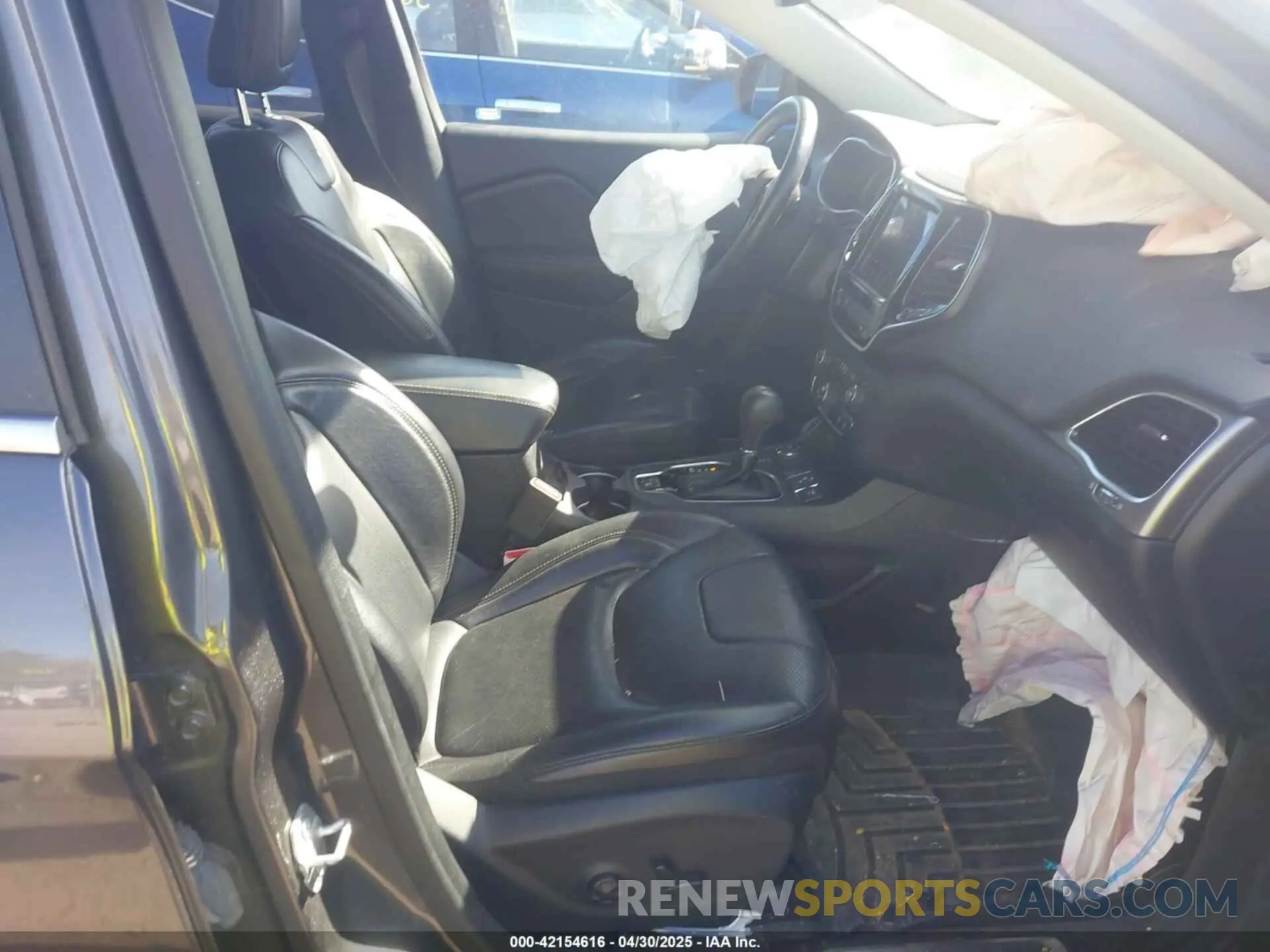 5 Photograph of a damaged car 1C4PJMDN5KD169421 JEEP CHEROKEE 2019