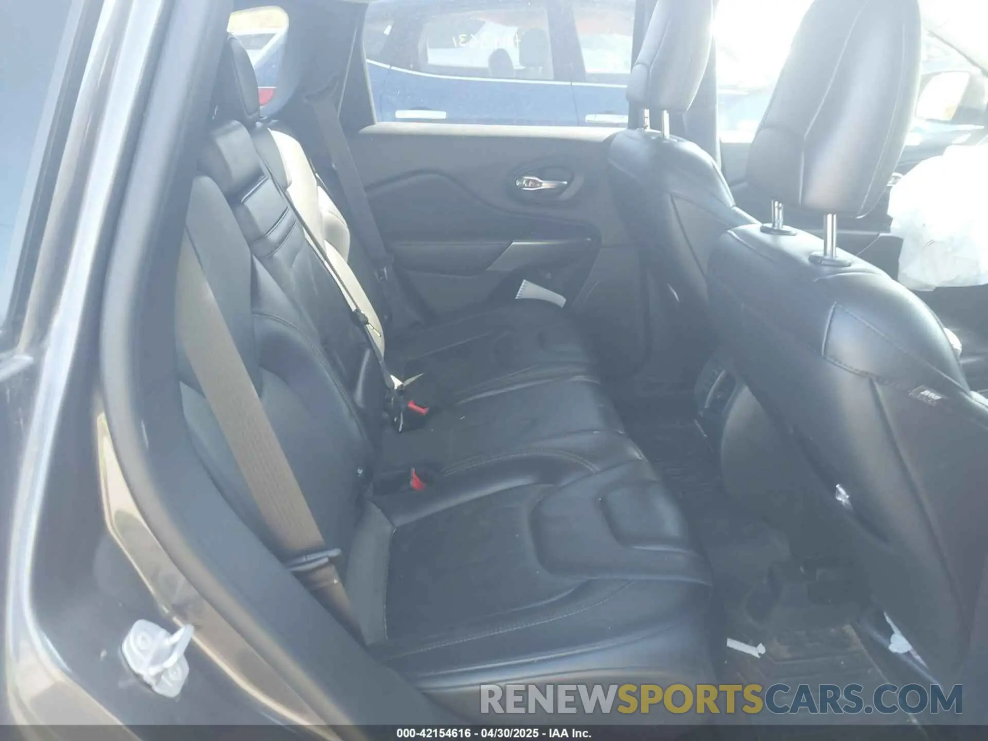 8 Photograph of a damaged car 1C4PJMDN5KD169421 JEEP CHEROKEE 2019