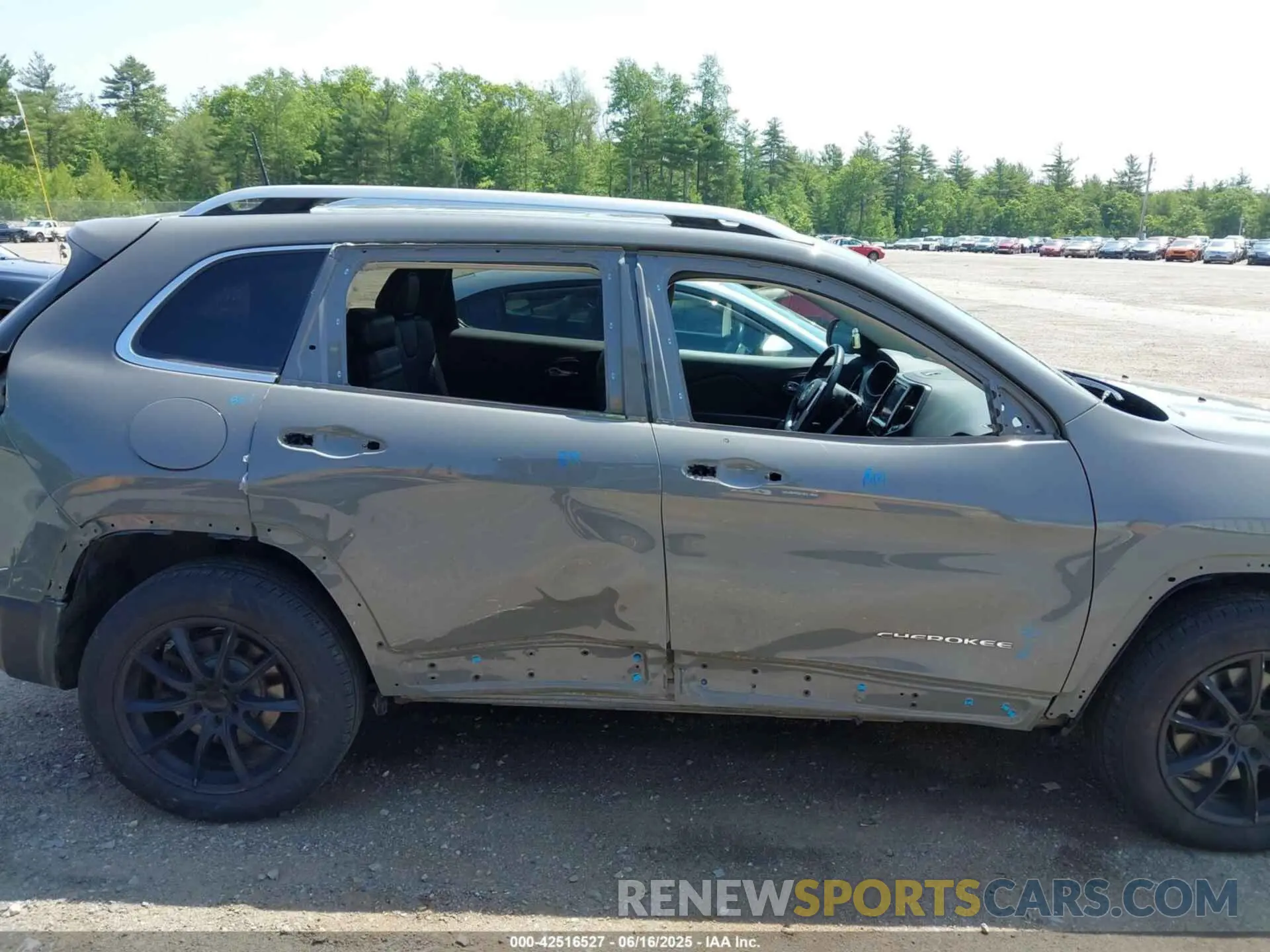 14 Photograph of a damaged car 1C4PJMDN5KD408546 JEEP CHEROKEE 2019