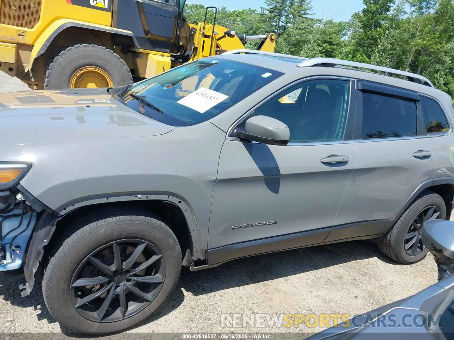 15 Photograph of a damaged car 1C4PJMDN5KD408546 JEEP CHEROKEE 2019