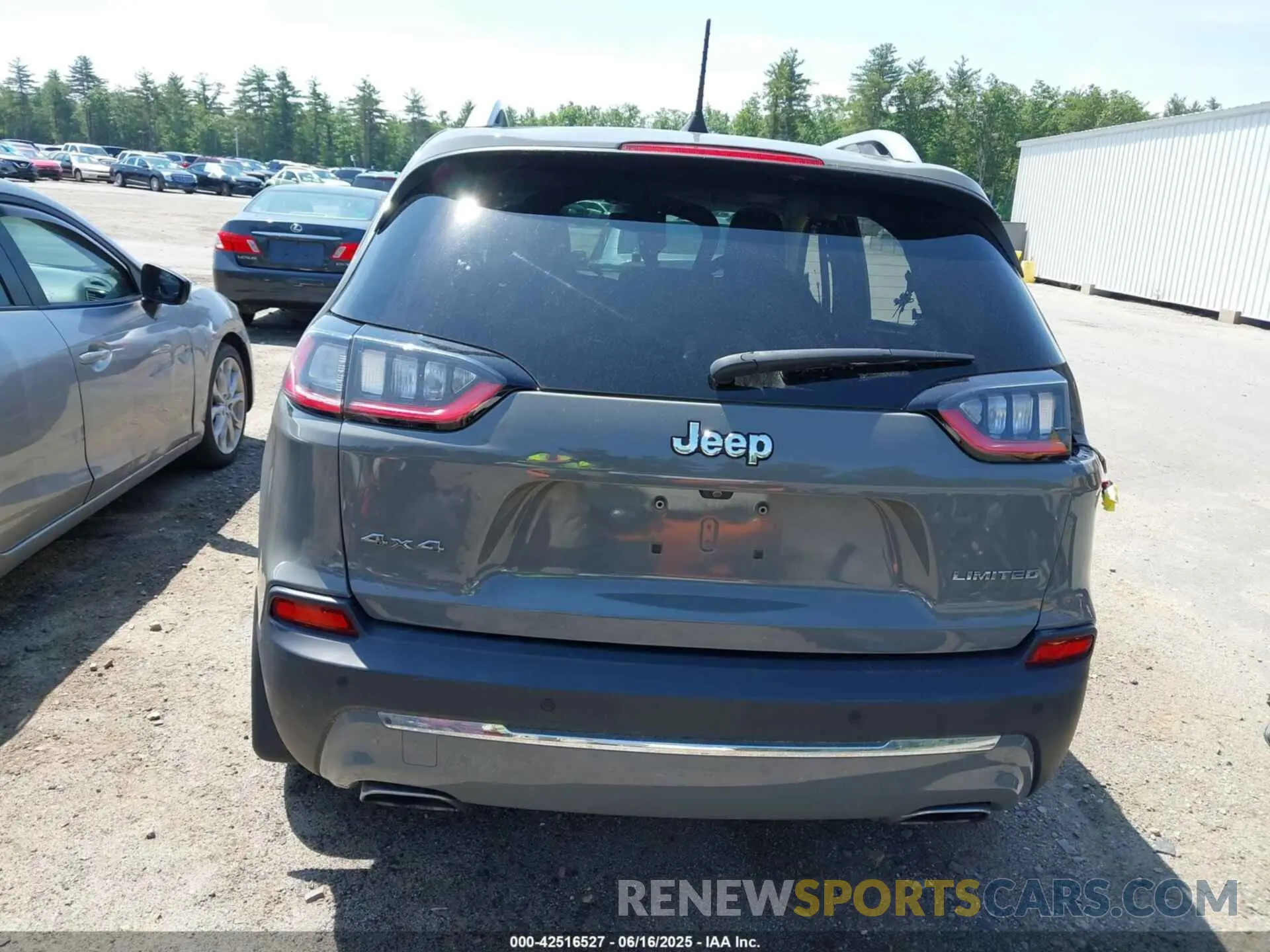 17 Photograph of a damaged car 1C4PJMDN5KD408546 JEEP CHEROKEE 2019